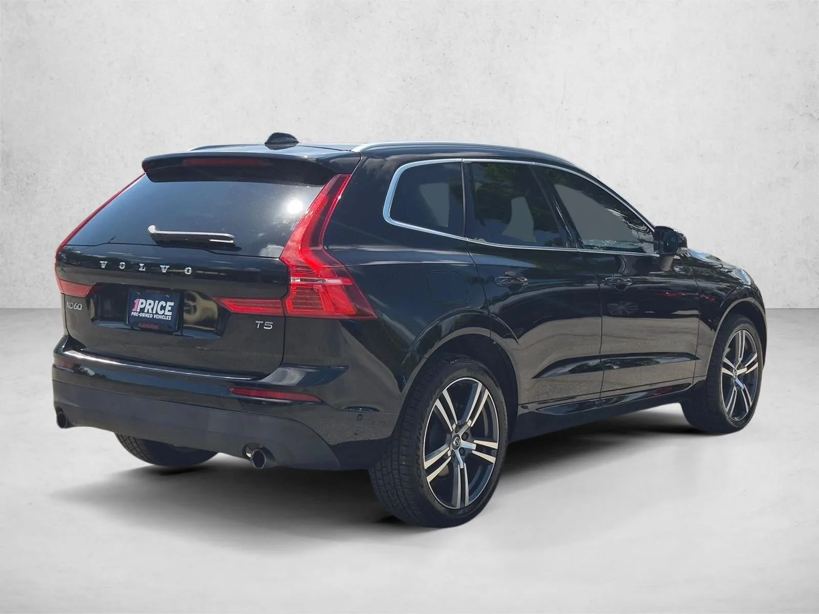 2019 Volvo XC60 T5 FWD Momentum photo 5