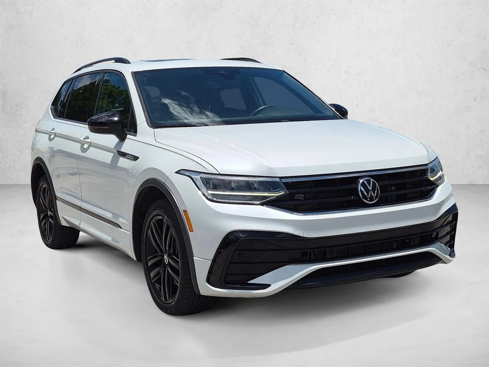 2022 Volkswagen Tiguan 2.0T SE R-Line Black FWD photo 3