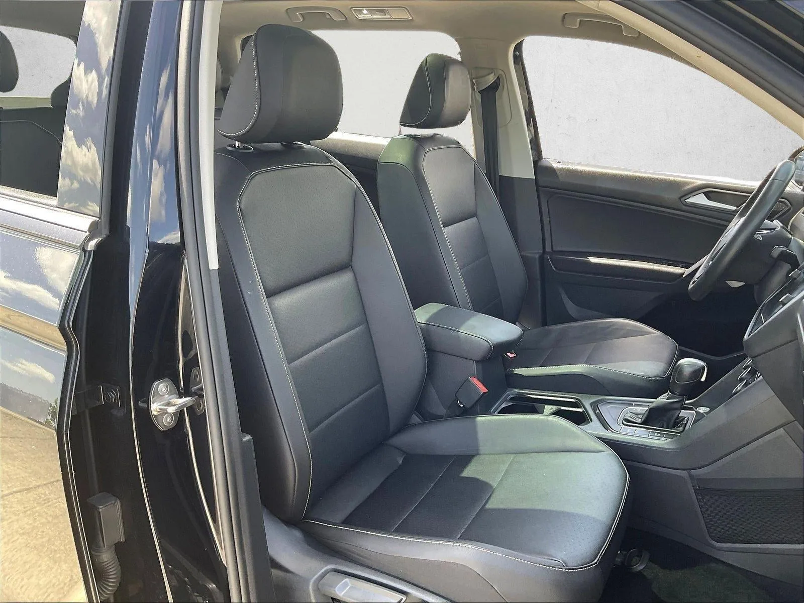 2021 Volkswagen Tiguan 2.0T SE FWD photo 9