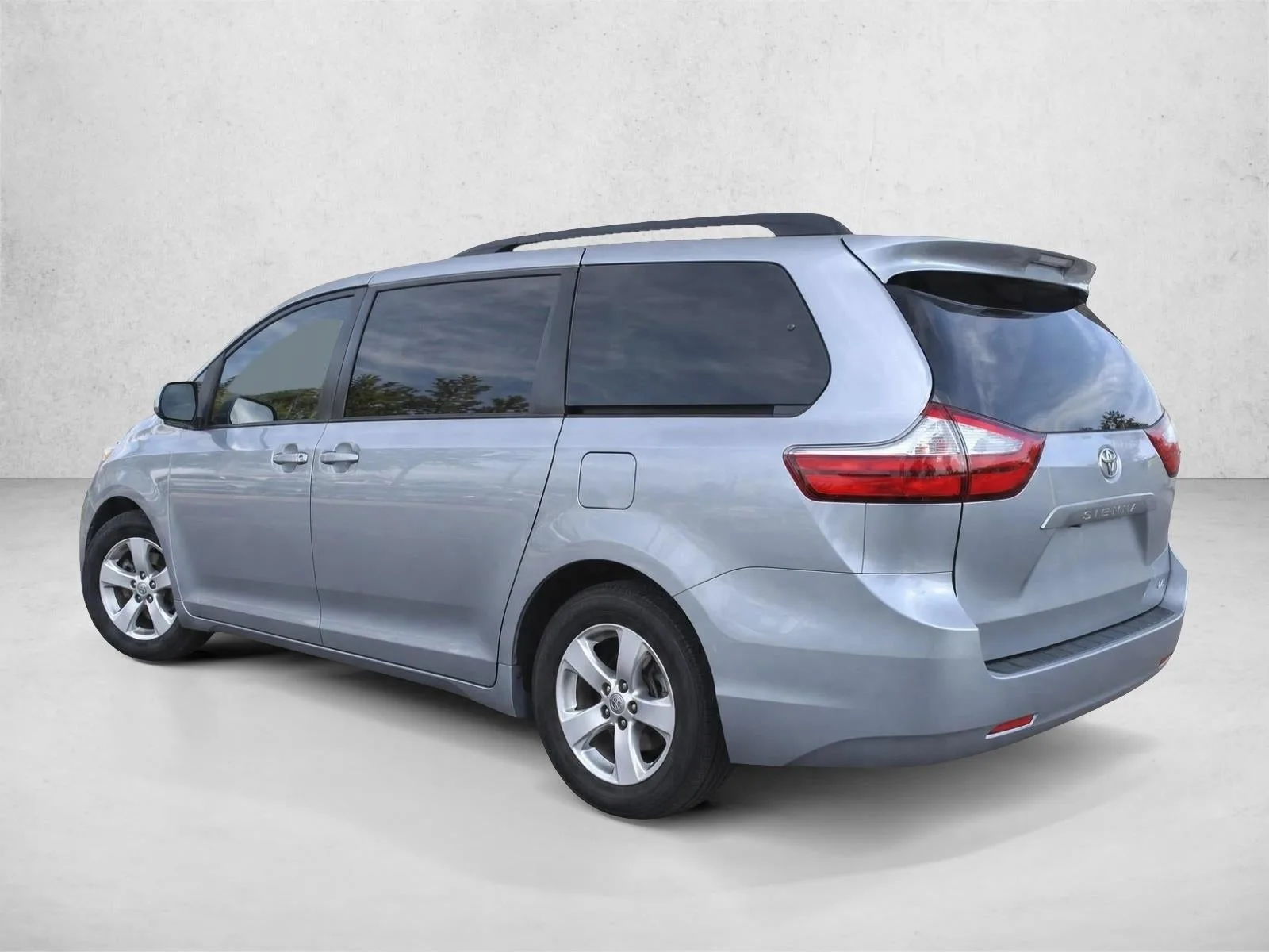 2017 Toyota Sienna LE FWD 8-Passenger (Natl) photo 5