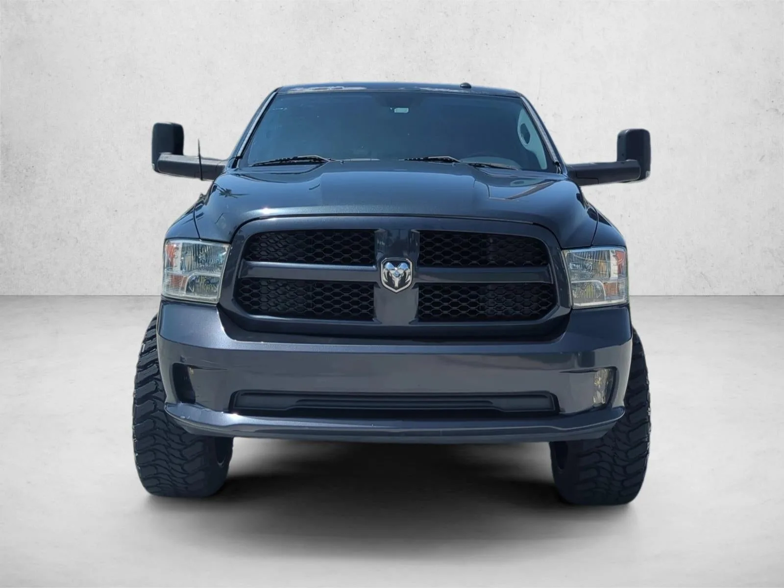 2016 RAM 1500 2WD Crew Cab 5.7 Ft Box Express photo 2