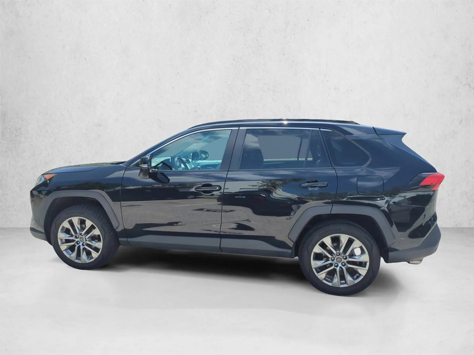 2020 Toyota RAV4 XLE Premium AWD (Natl) photo 8