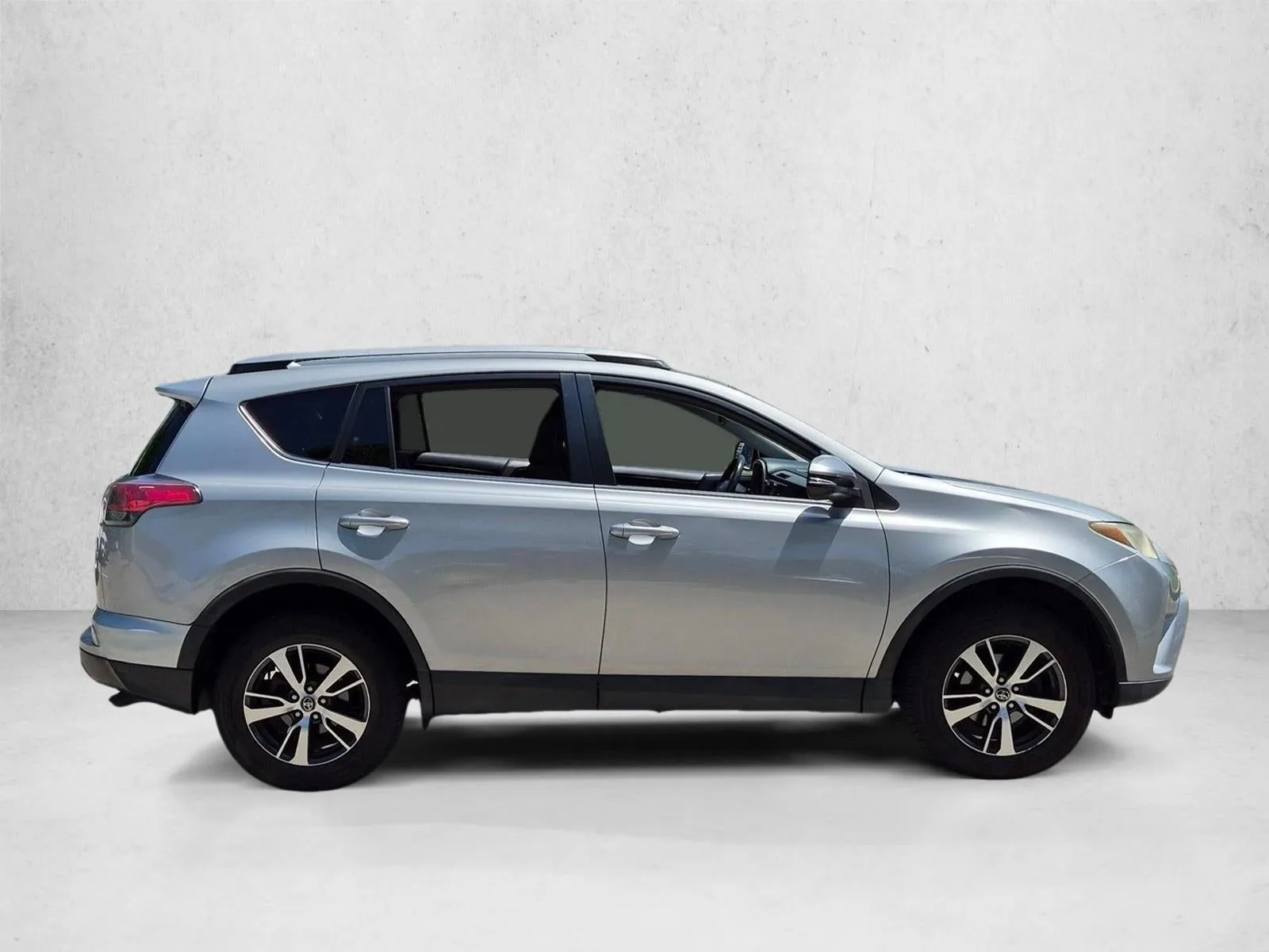 2018 Toyota RAV4 XLE FWD (GS) photo 4