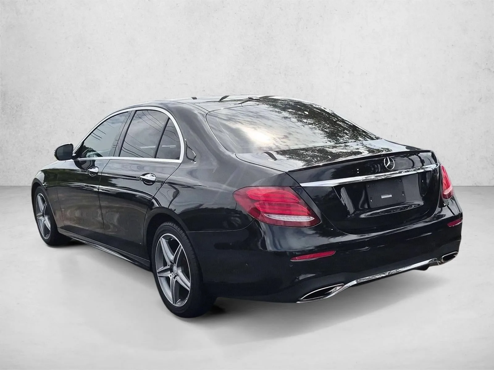 2017 Mercedes-Benz E 300 E 300 Luxury photo 8