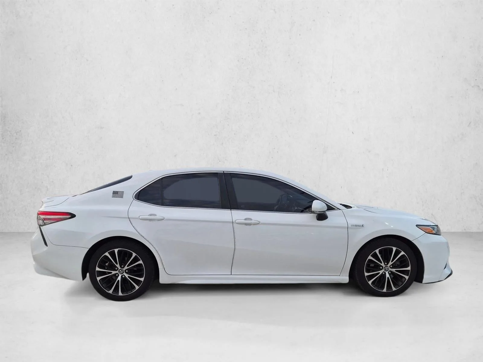 2018 Toyota Camry Hybrid SE CVT (Natl) photo 4