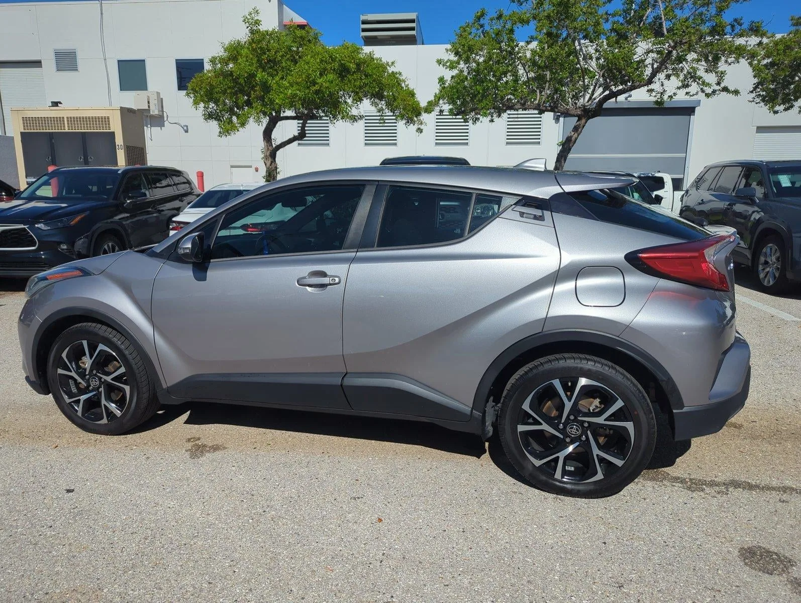 2020 Toyota C-HR XLE FWD (Natl) photo 8