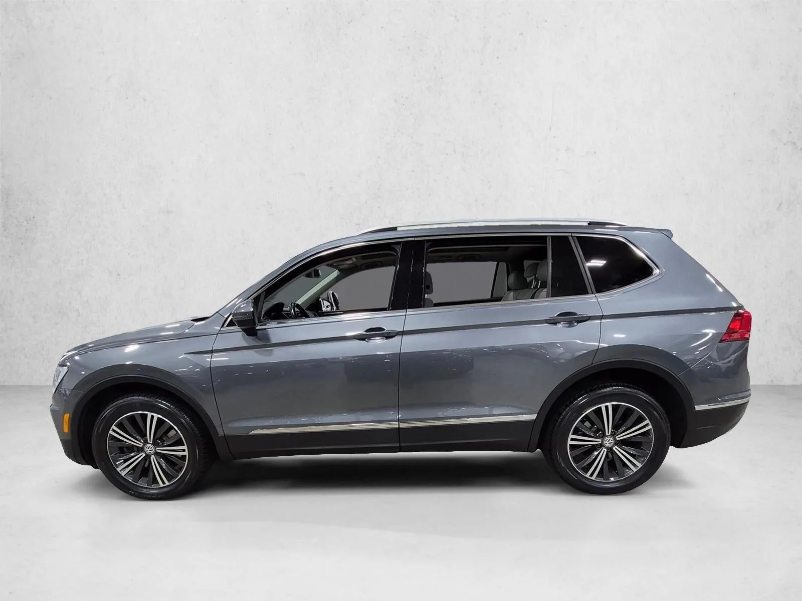 2018 Volkswagen Tiguan 2.0T SEL FWD photo 9