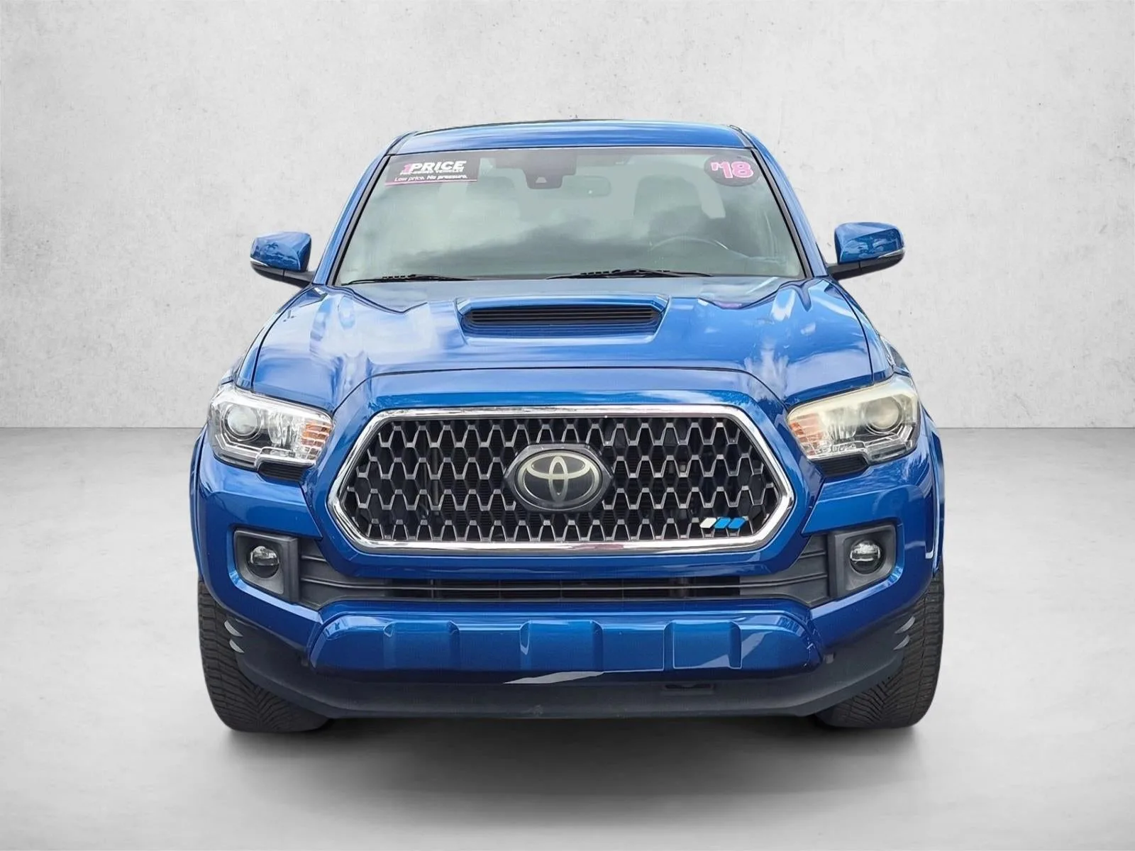 2018 Toyota Tacoma TRD Sport photo 2