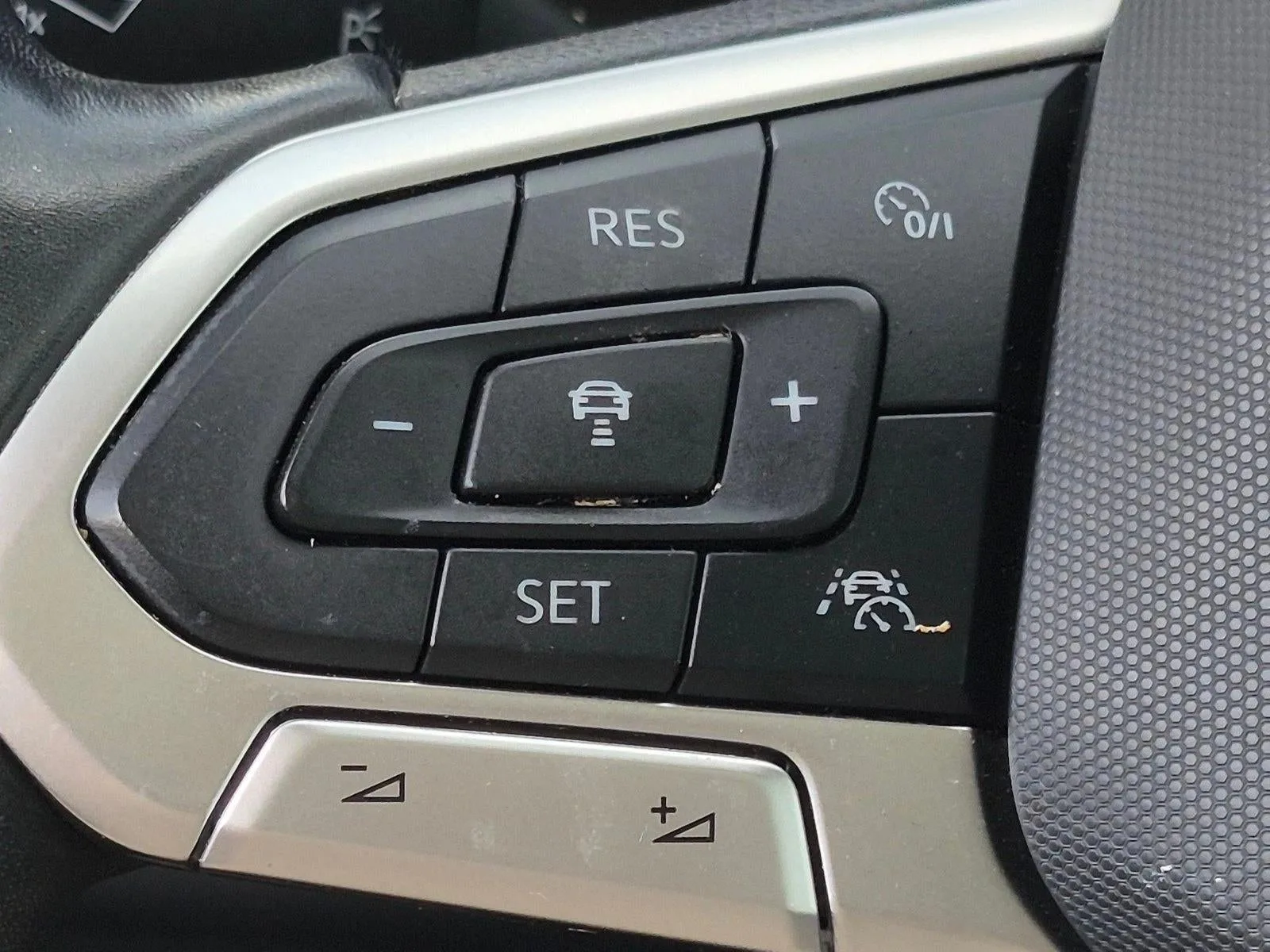 2023 Volkswagen Jetta SE Auto photo 9
