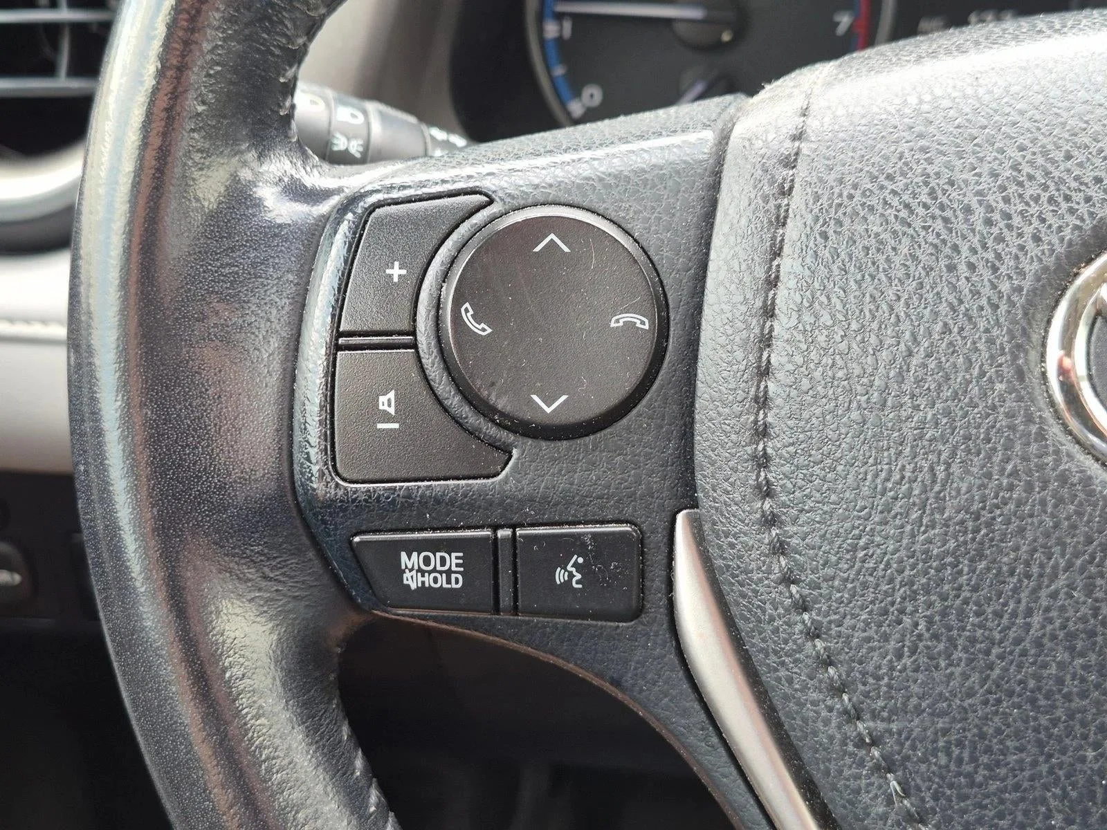 2017 Toyota RAV4 XLE FWD (GS) photo 4