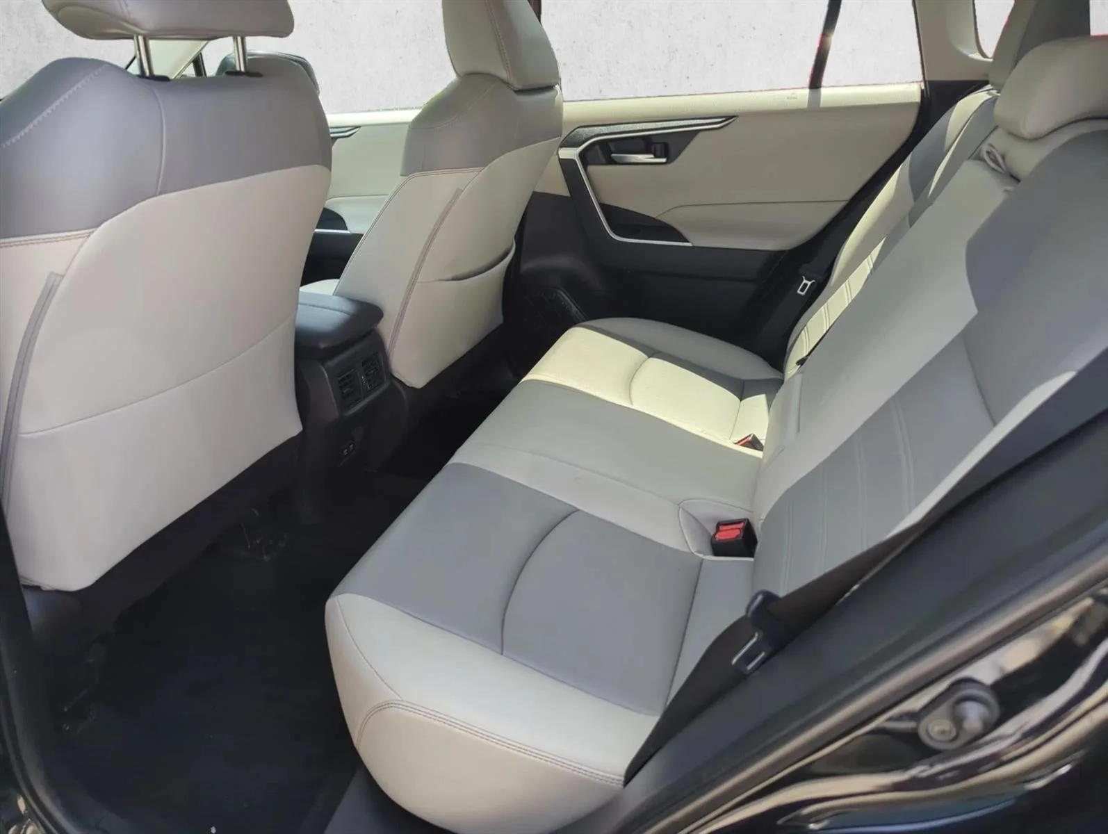 2020 Toyota RAV4 XLE Premium AWD (Natl) photo 11