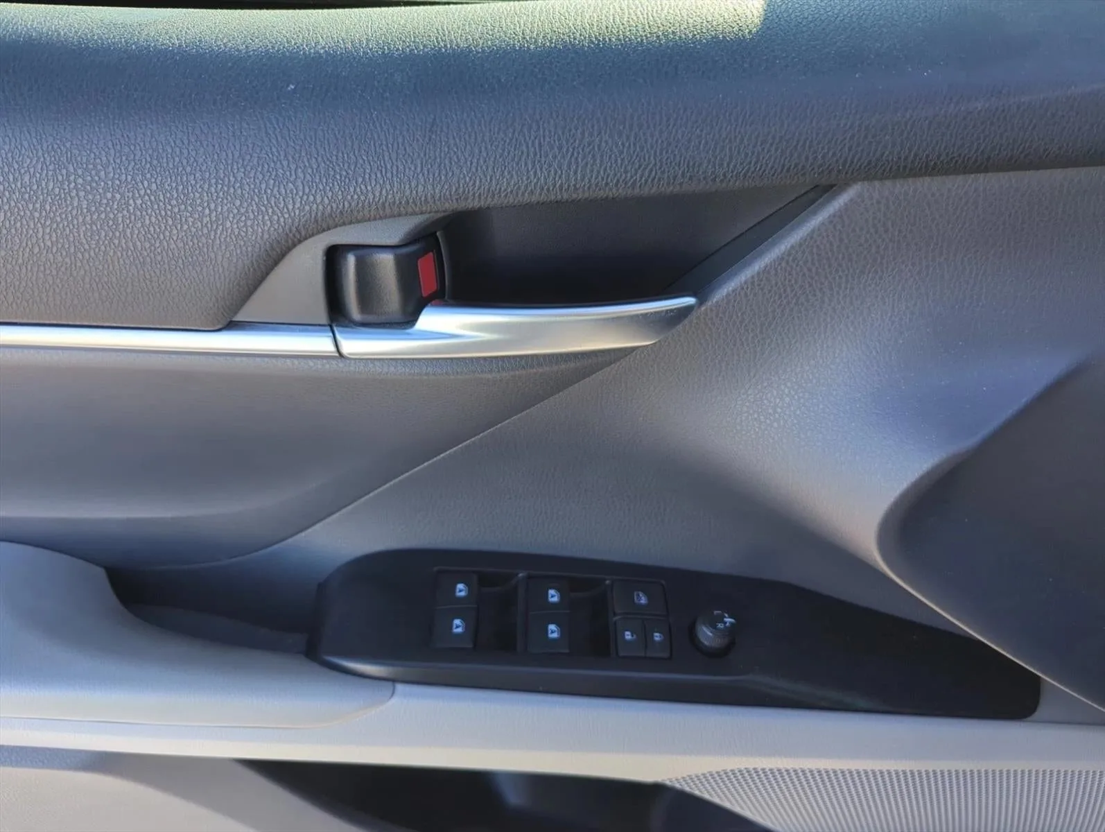 2019 Toyota Camry LE Auto (SE) photo 9