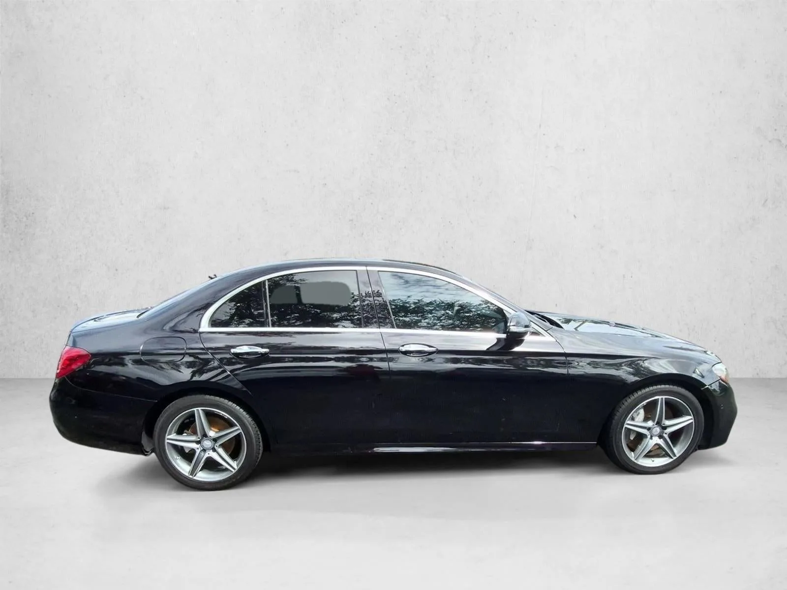 2017 Mercedes-Benz E 300 E 300 Luxury photo 4