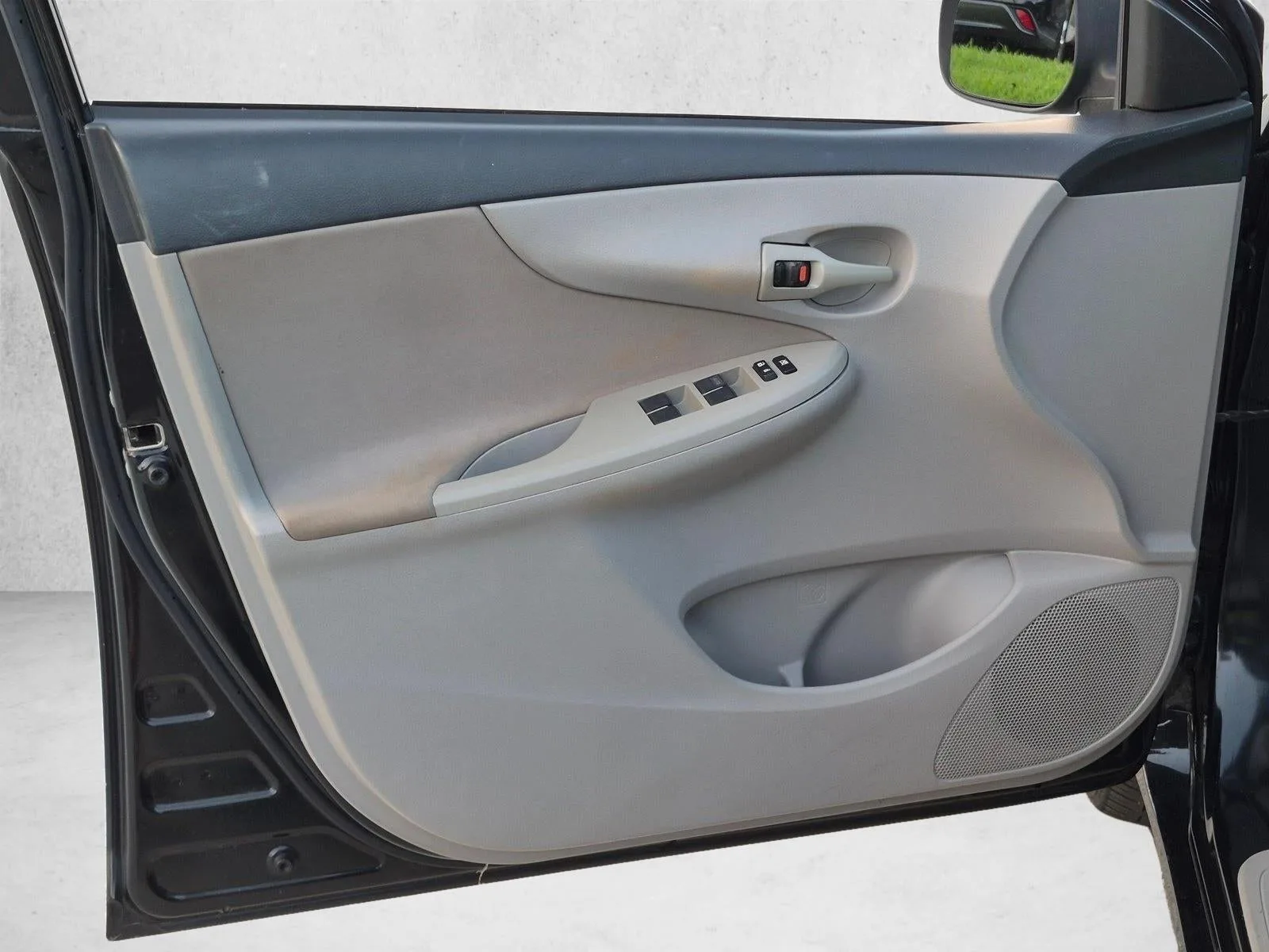 2013 Toyota Corolla 4dr Sdn Auto L (Natl) photo 11
