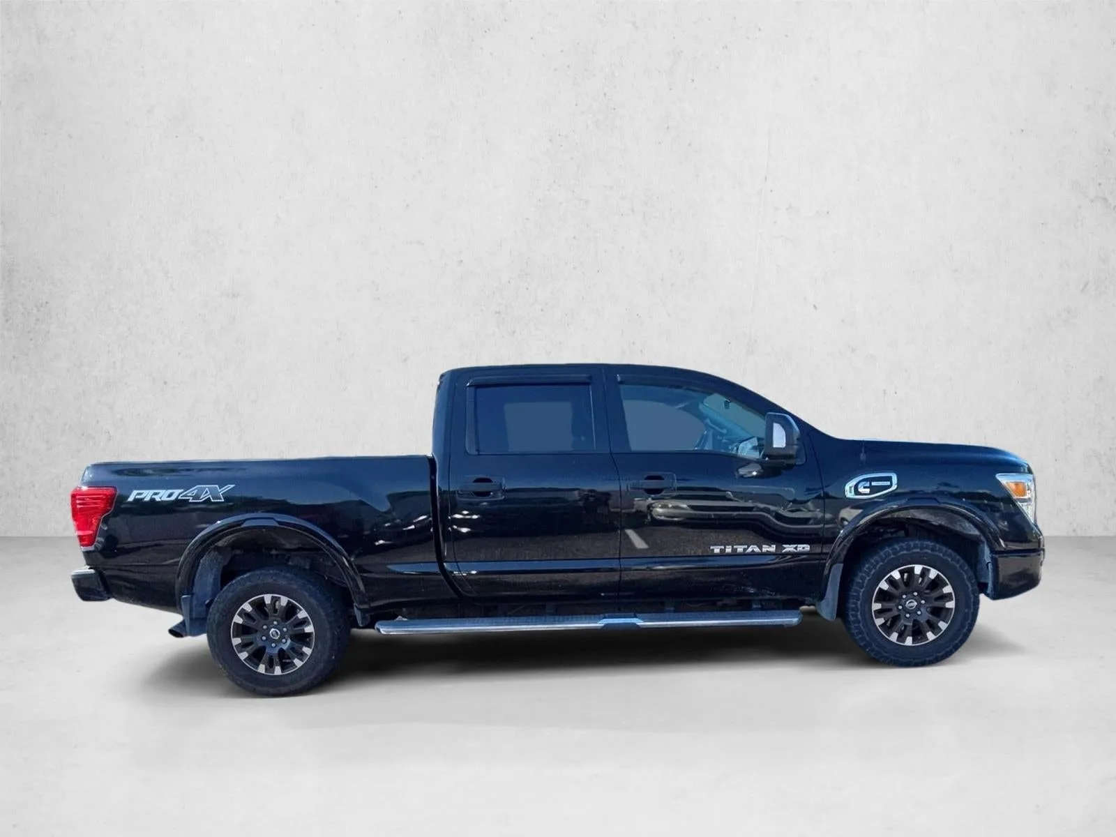 2016 Nissan Titan XD 4WD Crew Cab PRO-4X Diesel photo 4