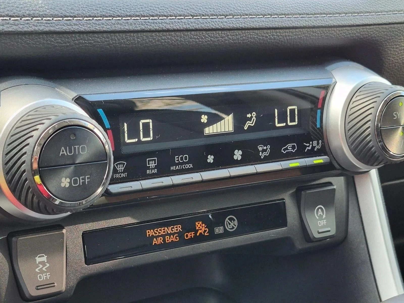 2021 Toyota RAV4 XLE Premium FWD (Natl) photo 9
