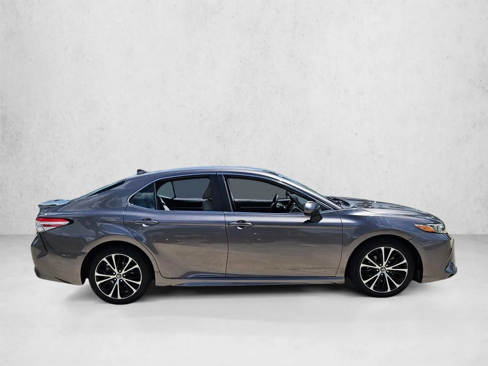 2020 Toyota Camry SE Auto (SE) photo 4