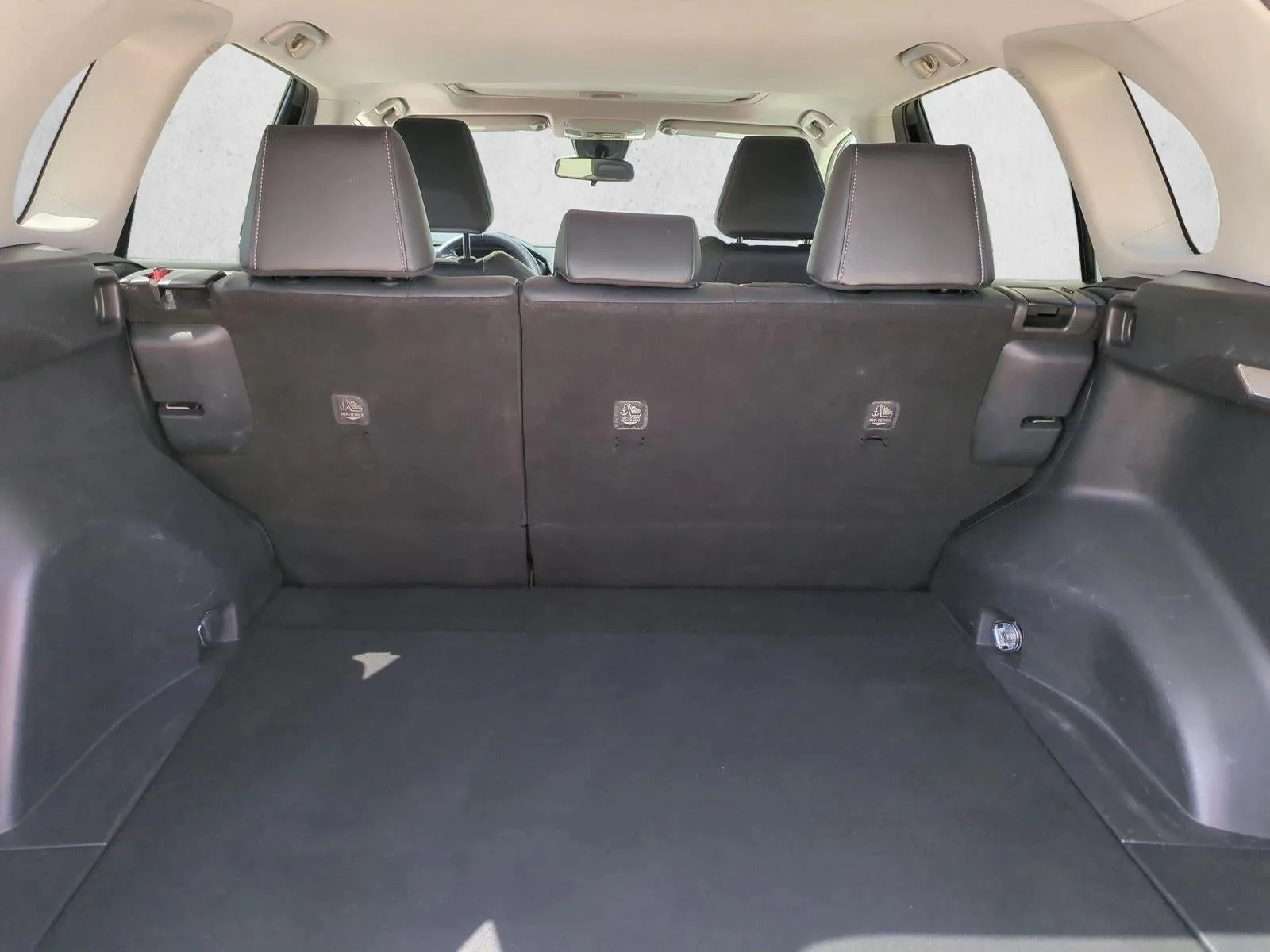 2019 Toyota RAV4 XLE Premium FWD (Natl) photo 6