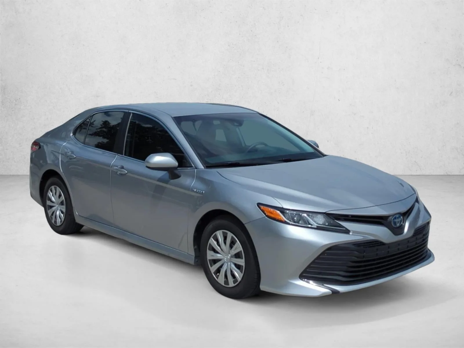 2019 Toyota Camry Hybrid LE CVT (Natl) photo 3