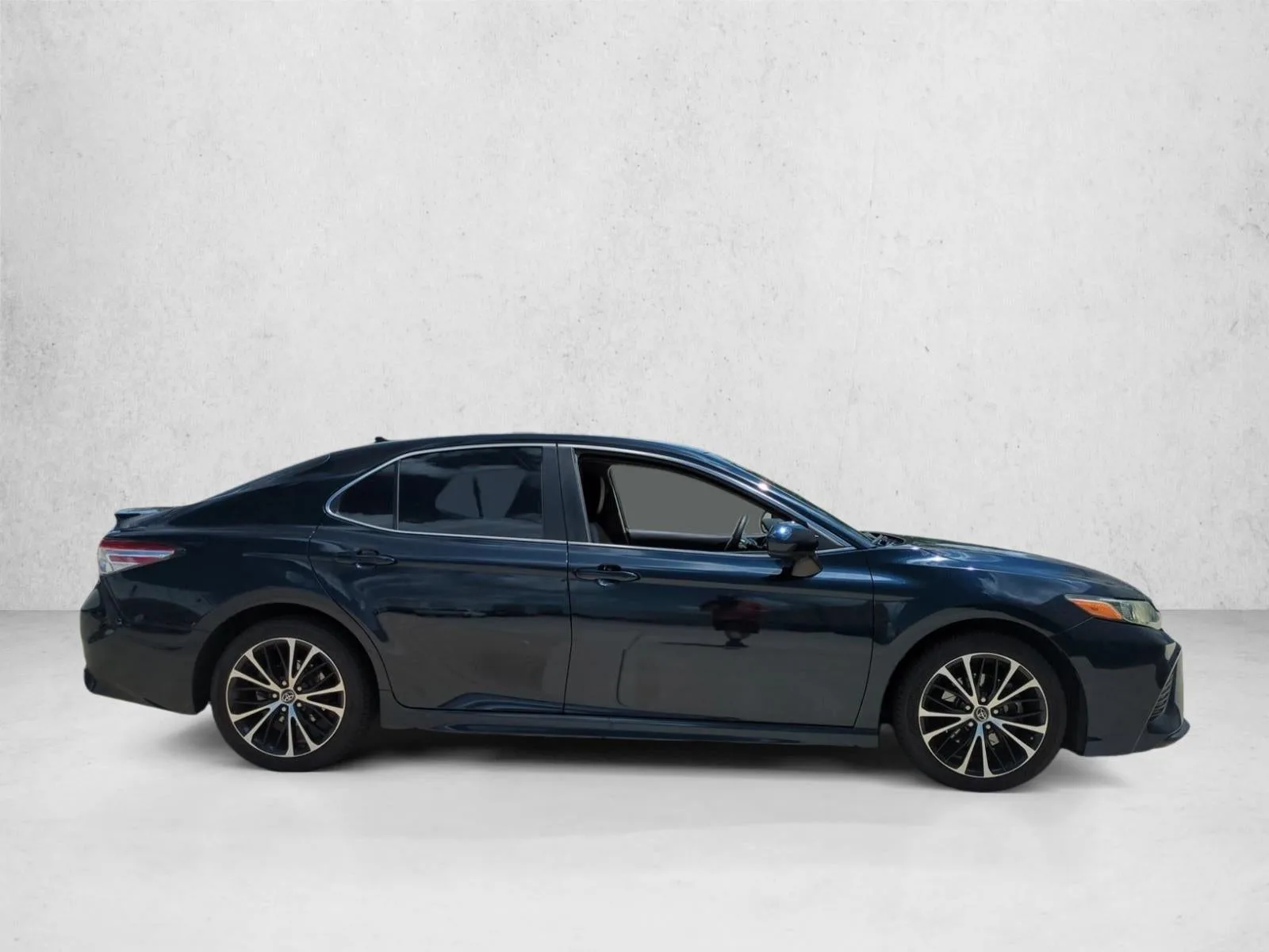 2019 Toyota Camry SE Auto (SE) photo 4