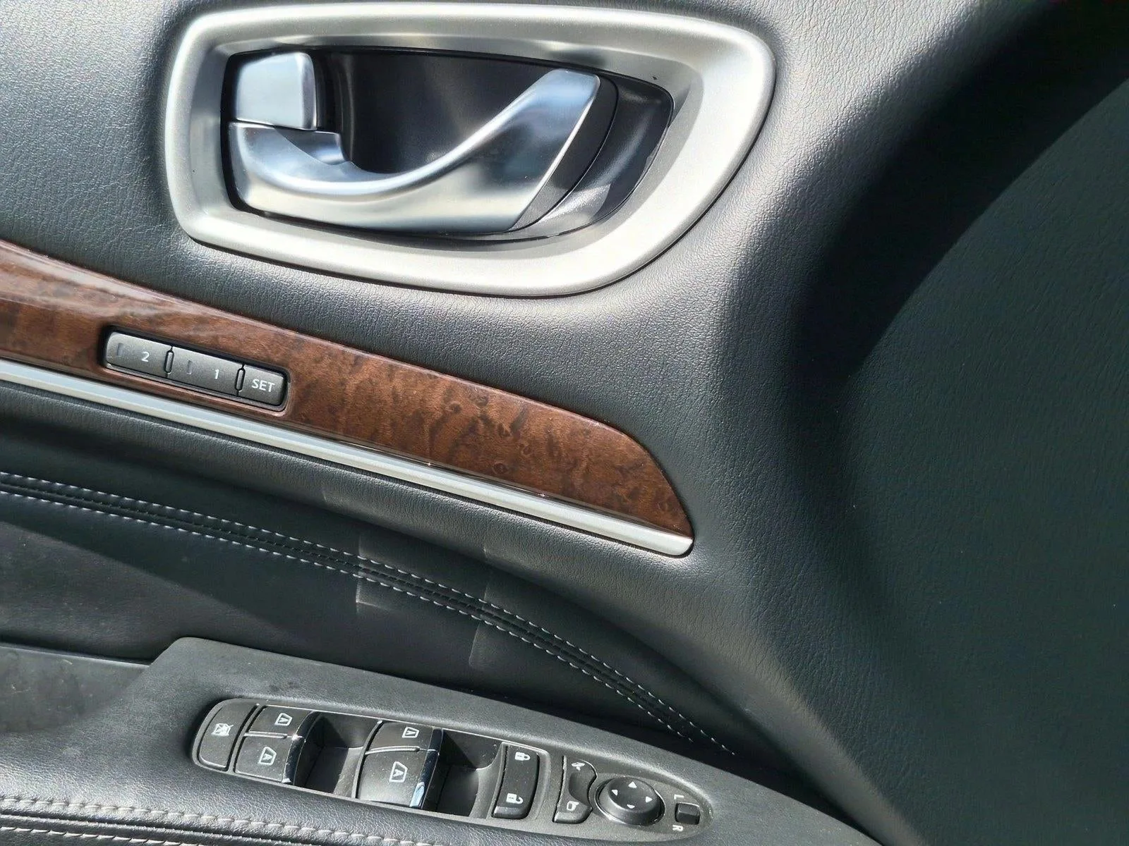 2020 INFINITI QX60 LUXE FWD photo 2