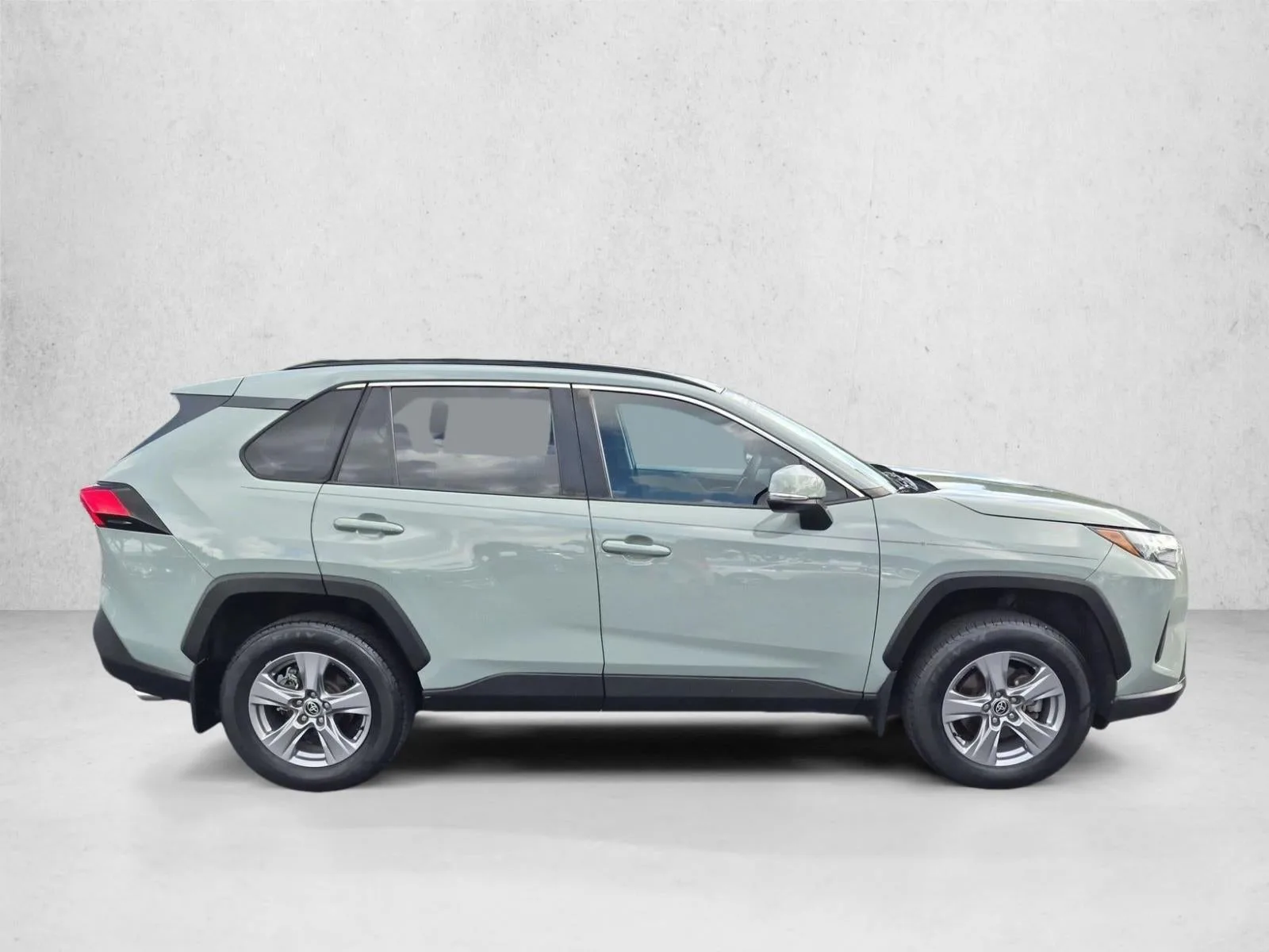 2022 Toyota RAV4 XLE photo 4