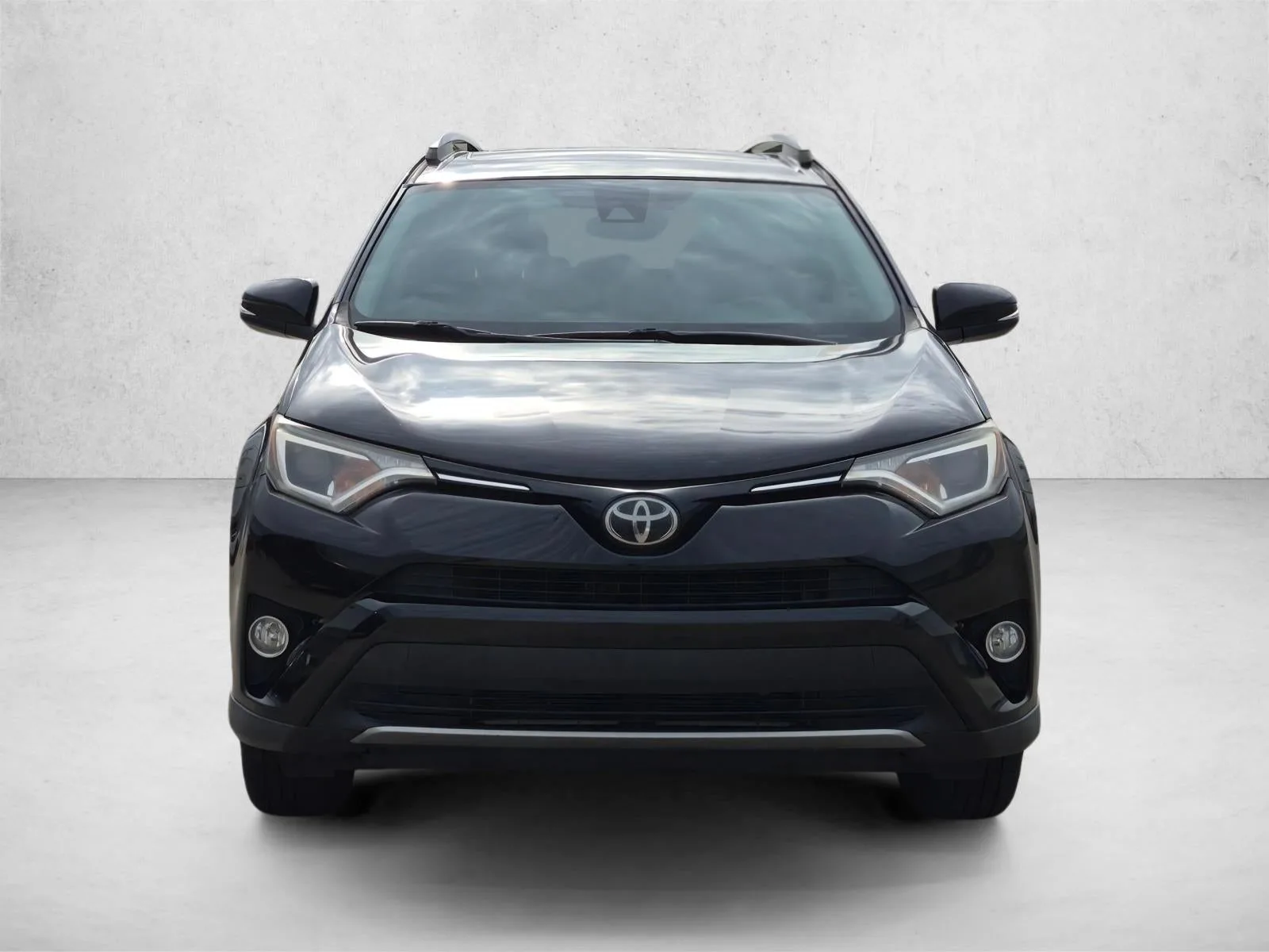2017 Toyota RAV4 XLE FWD (GS) photo 2