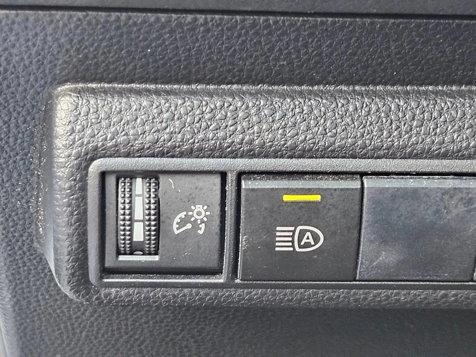 2020 Toyota Corolla Hybrid LE CVT (Natl) photo 9
