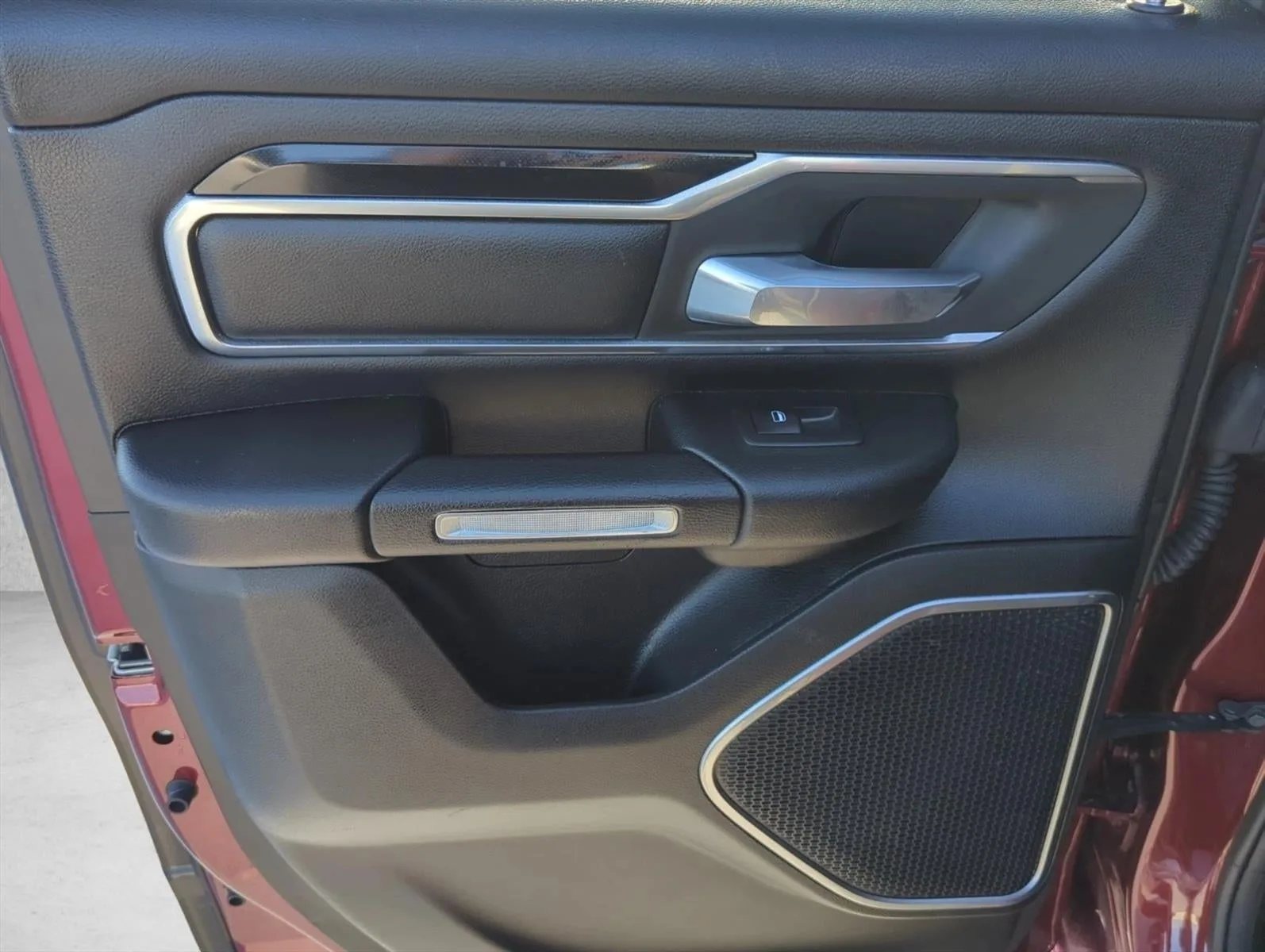 2019 RAM 1500 Laramie 4x2 Quad Cab 6'4" Box photo 9