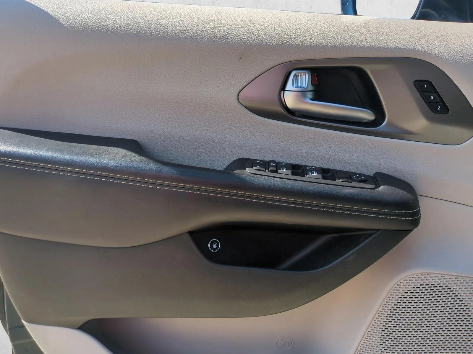 2022 Chrysler Pacifica Hybrid Touring L FWD photo 11
