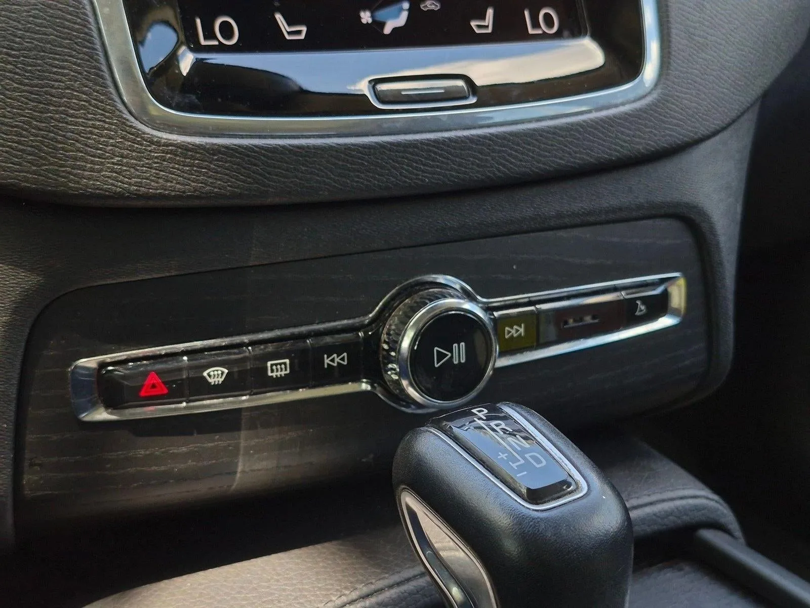 2020 Volvo XC90 T5 FWD Momentum 7 Passenger photo 10