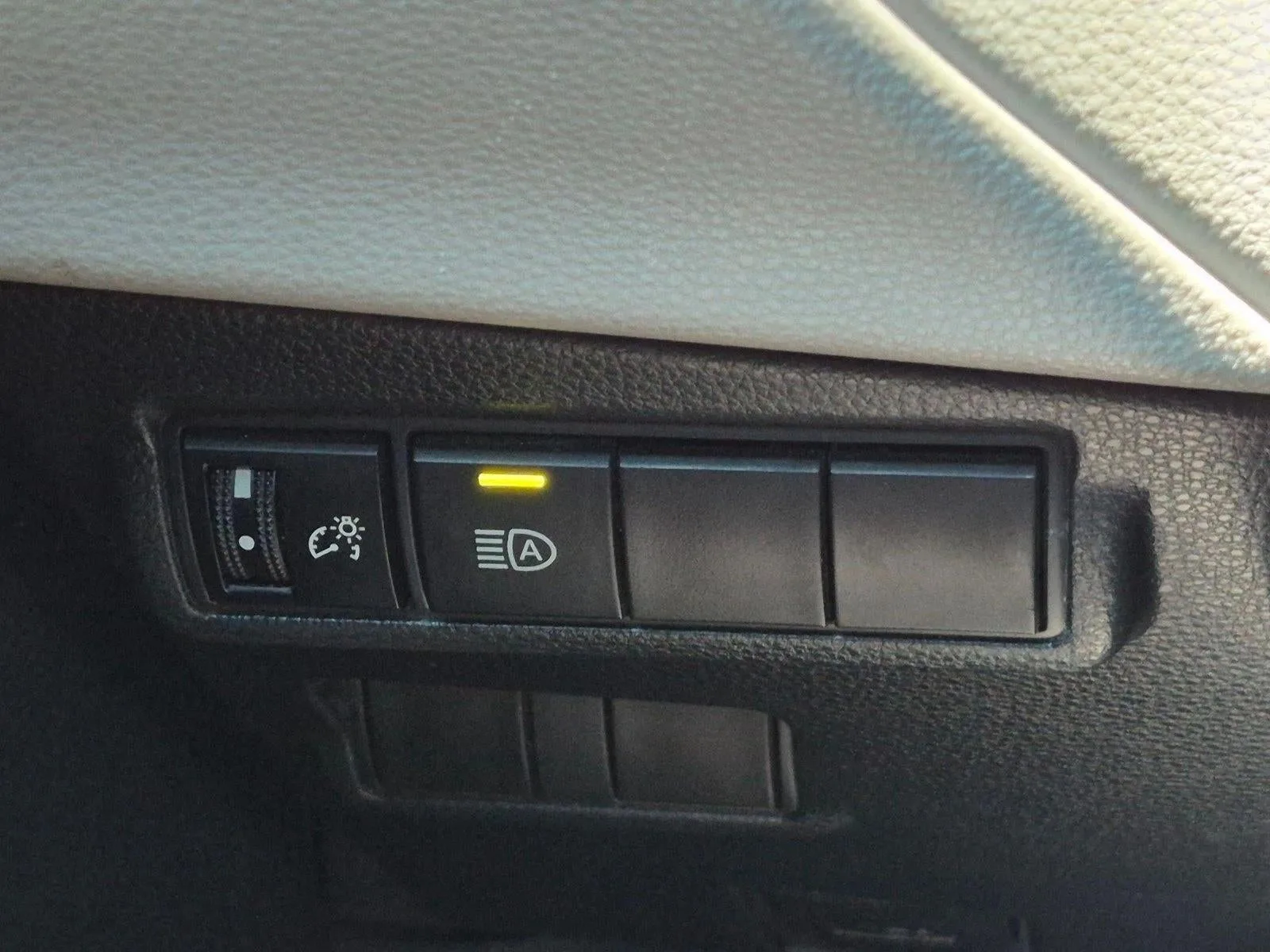 2024 Toyota Corolla Cross L 2WD (Natl) photo 11