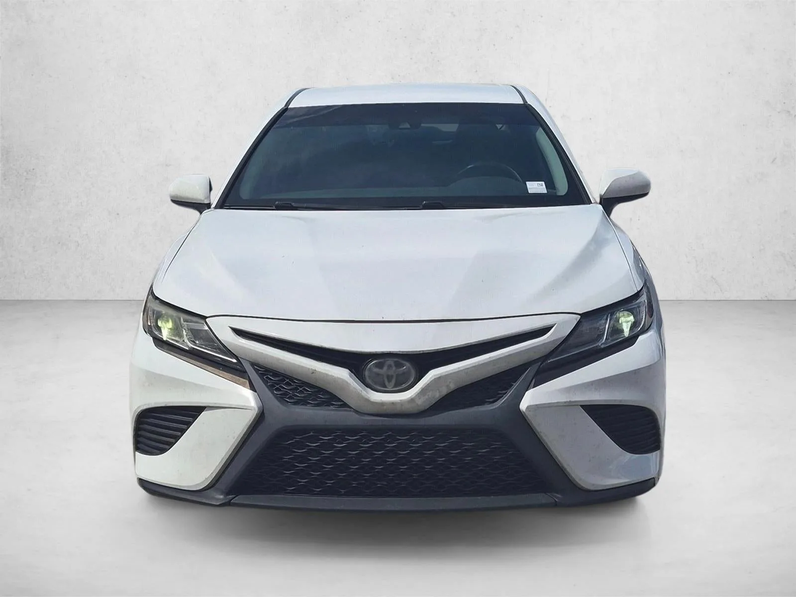 2018 Toyota Camry SE Auto (SE) photo 2