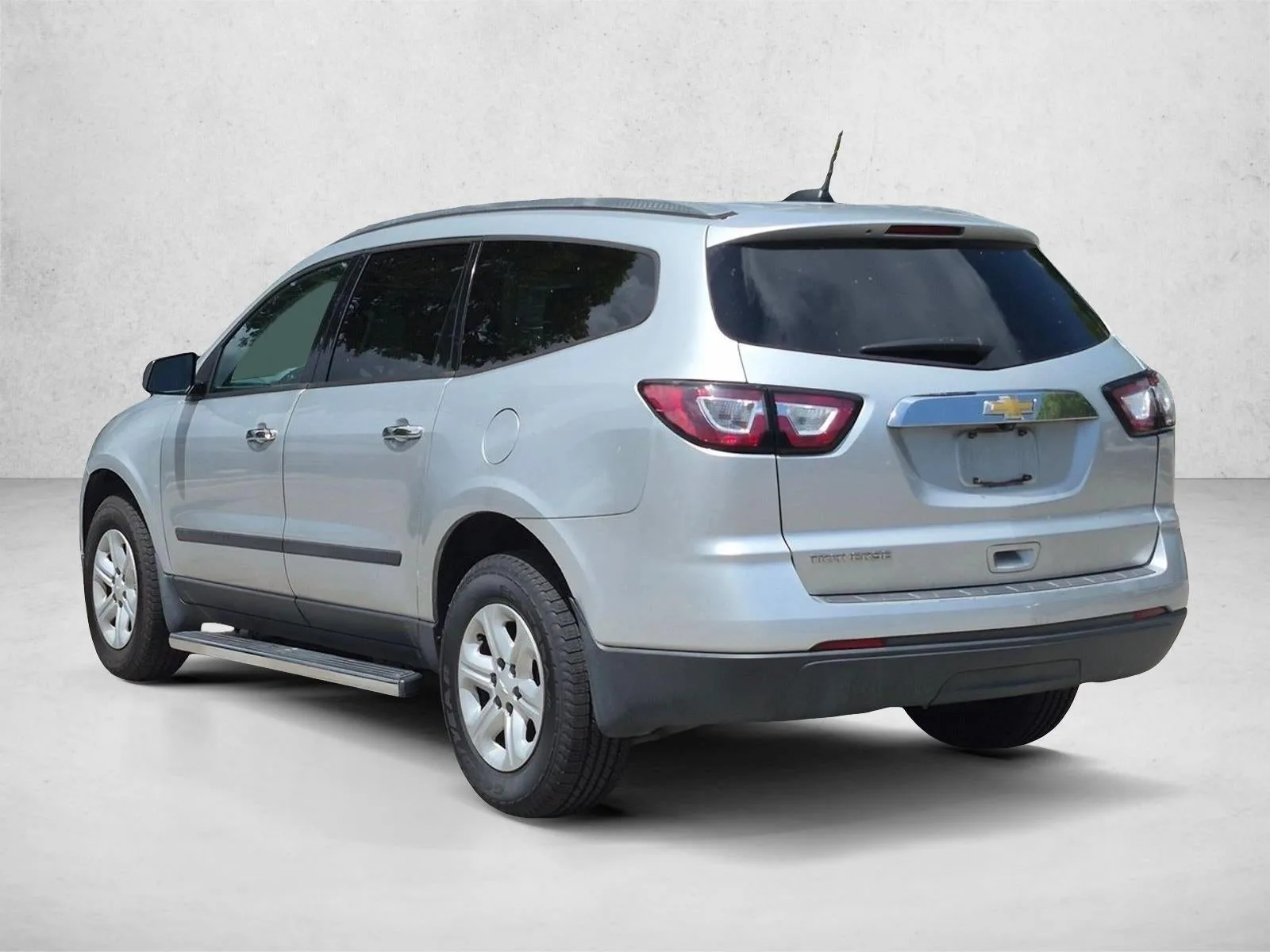2017 Chevrolet Traverse LS photo 3