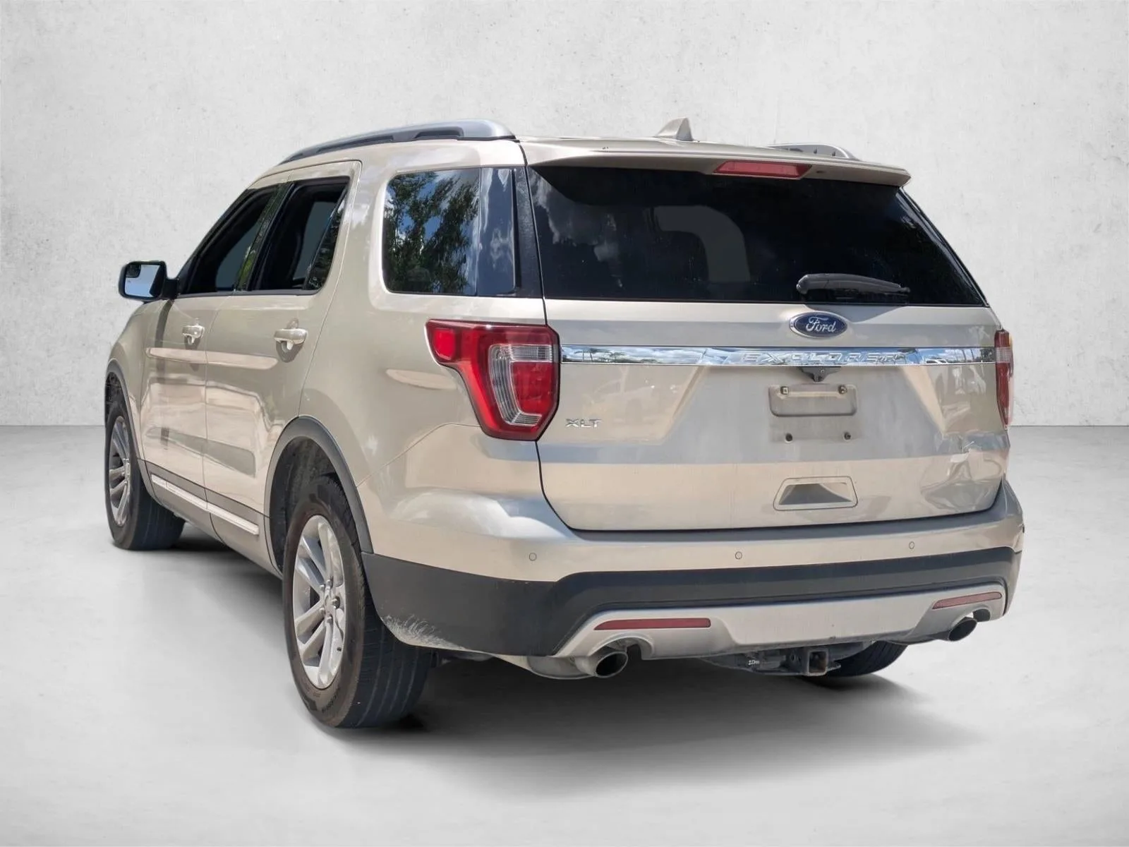 2017 Ford Explorer XLT FWD photo 6