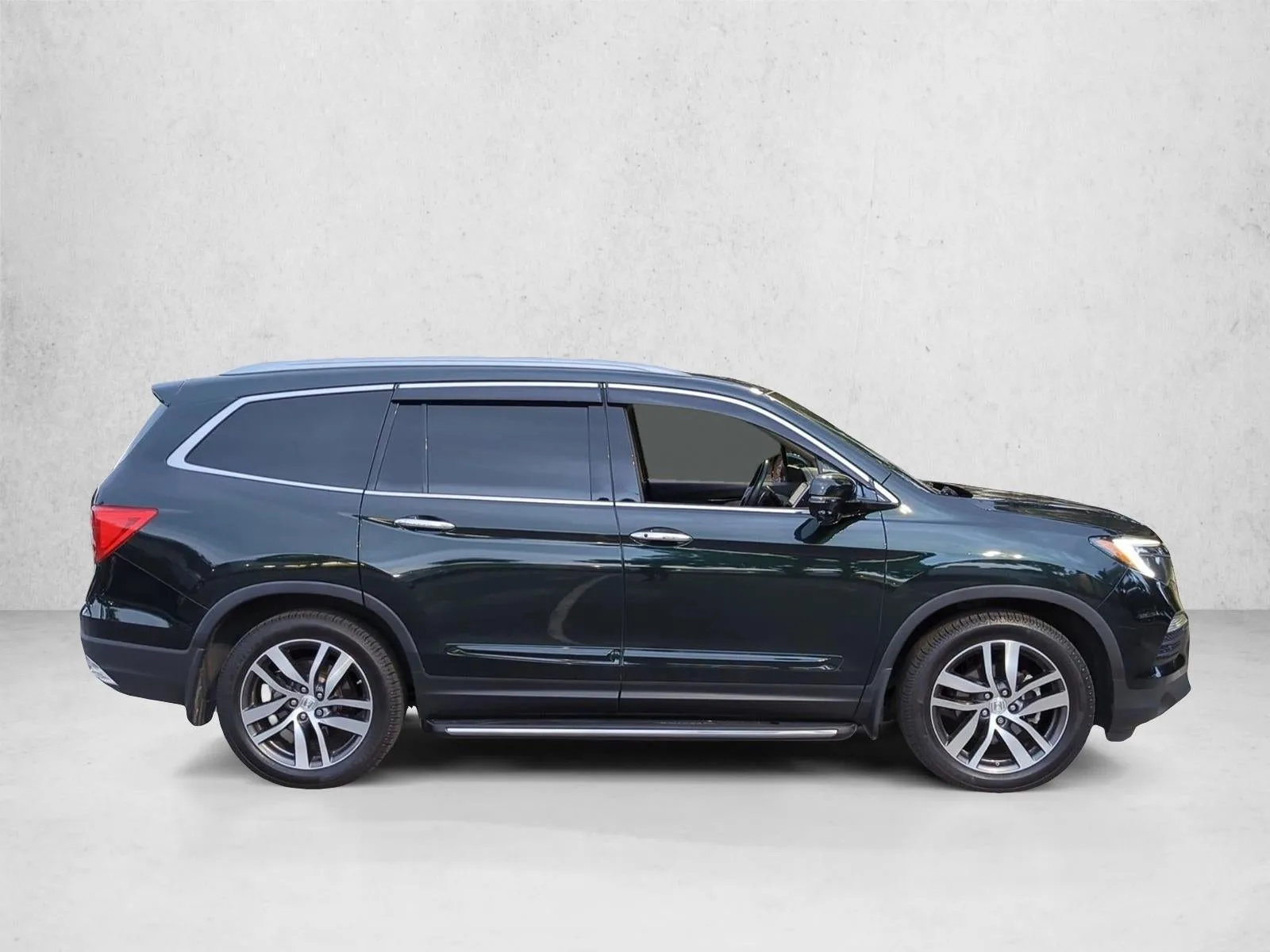 2016 Honda Pilot AWD Touring with DVD Rear Entertainment System and Navigation photo 3