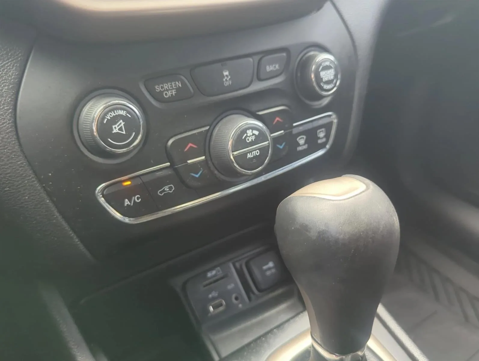 2017 Jeep Cherokee Limited FWD photo 11