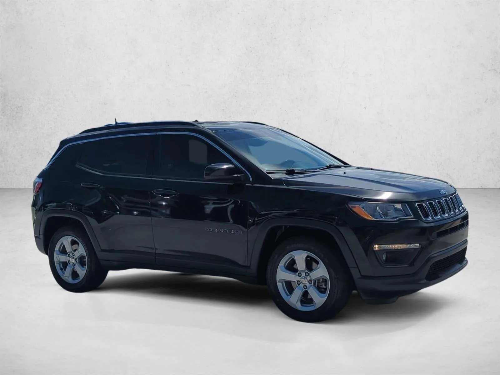 2019 Jeep Compass Latitude FWD photo 3