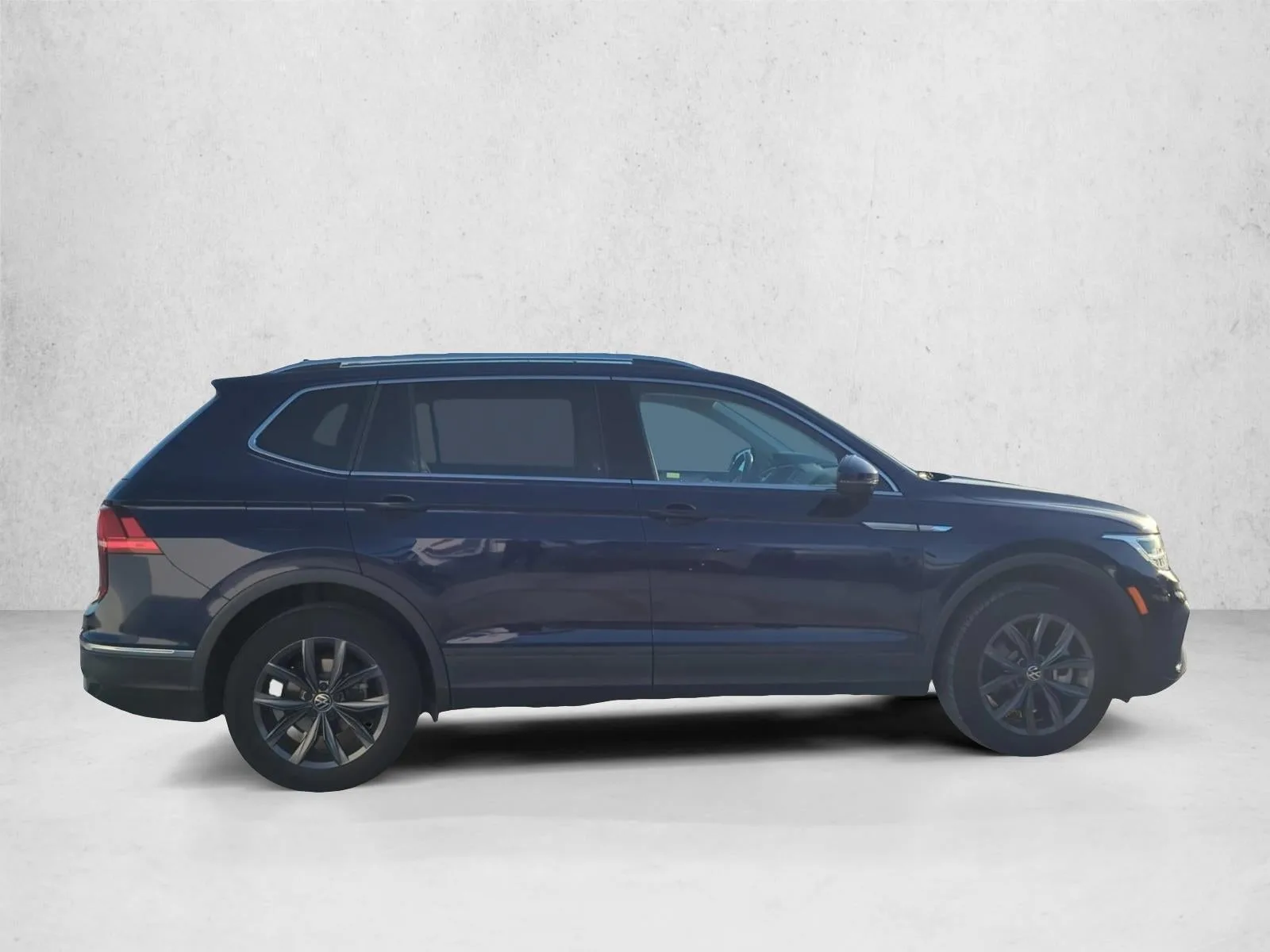 2022 Volkswagen Tiguan 2.0T SE FWD photo 4