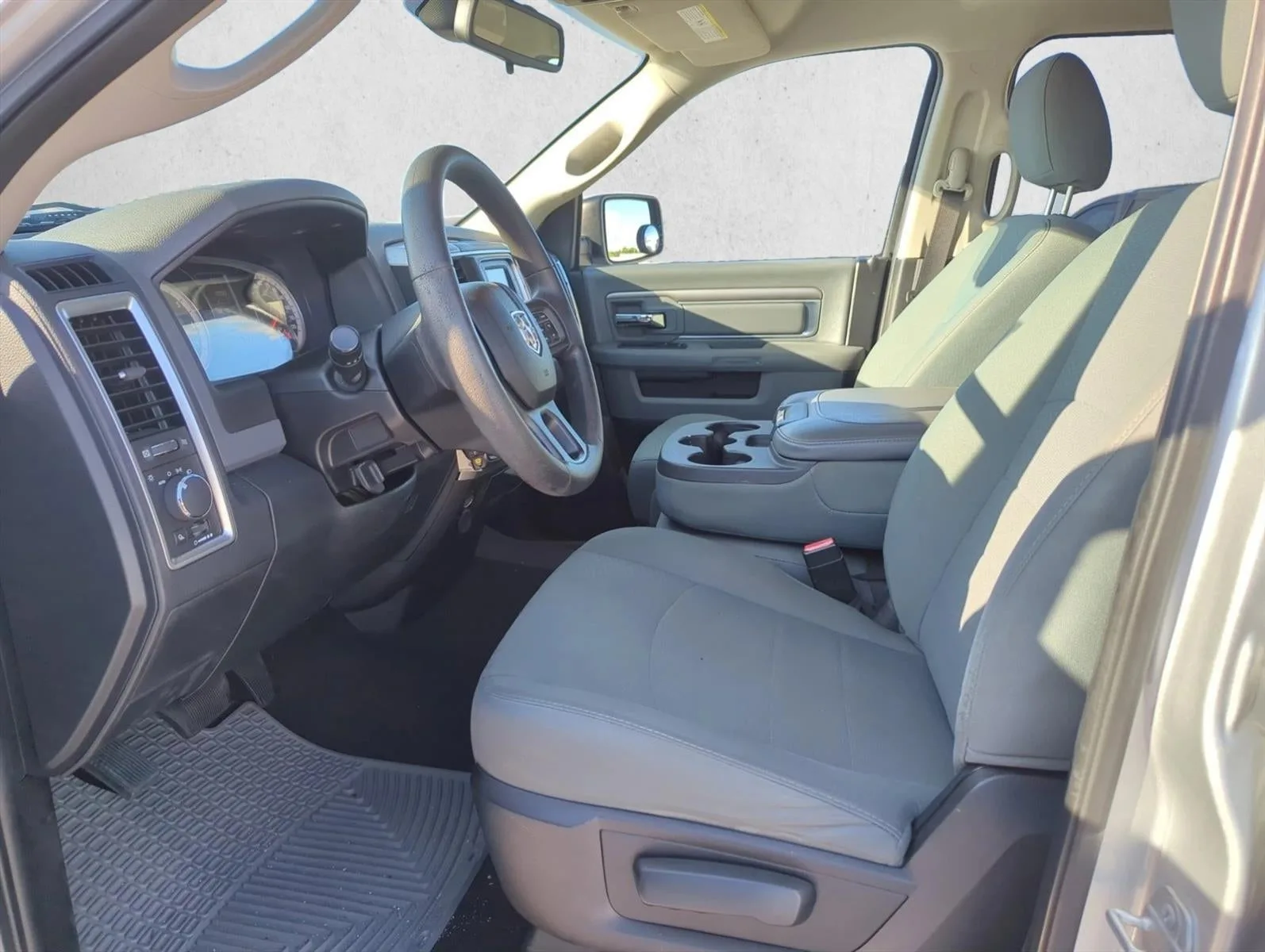 2016 RAM 1500 2WD Quad Cab 6.4 Ft Box SLT photo 10