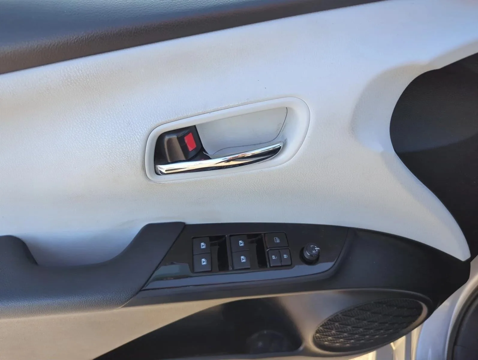 2017 Toyota Prius Three (GS) photo 10