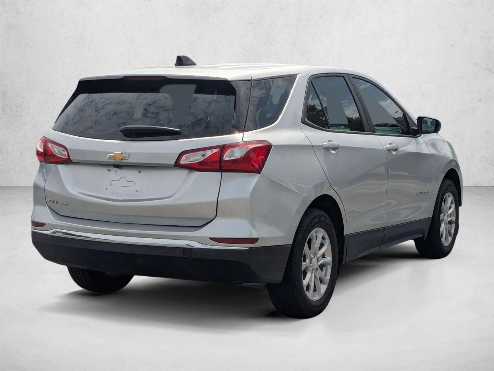 2021 Chevrolet Equinox LS photo 2