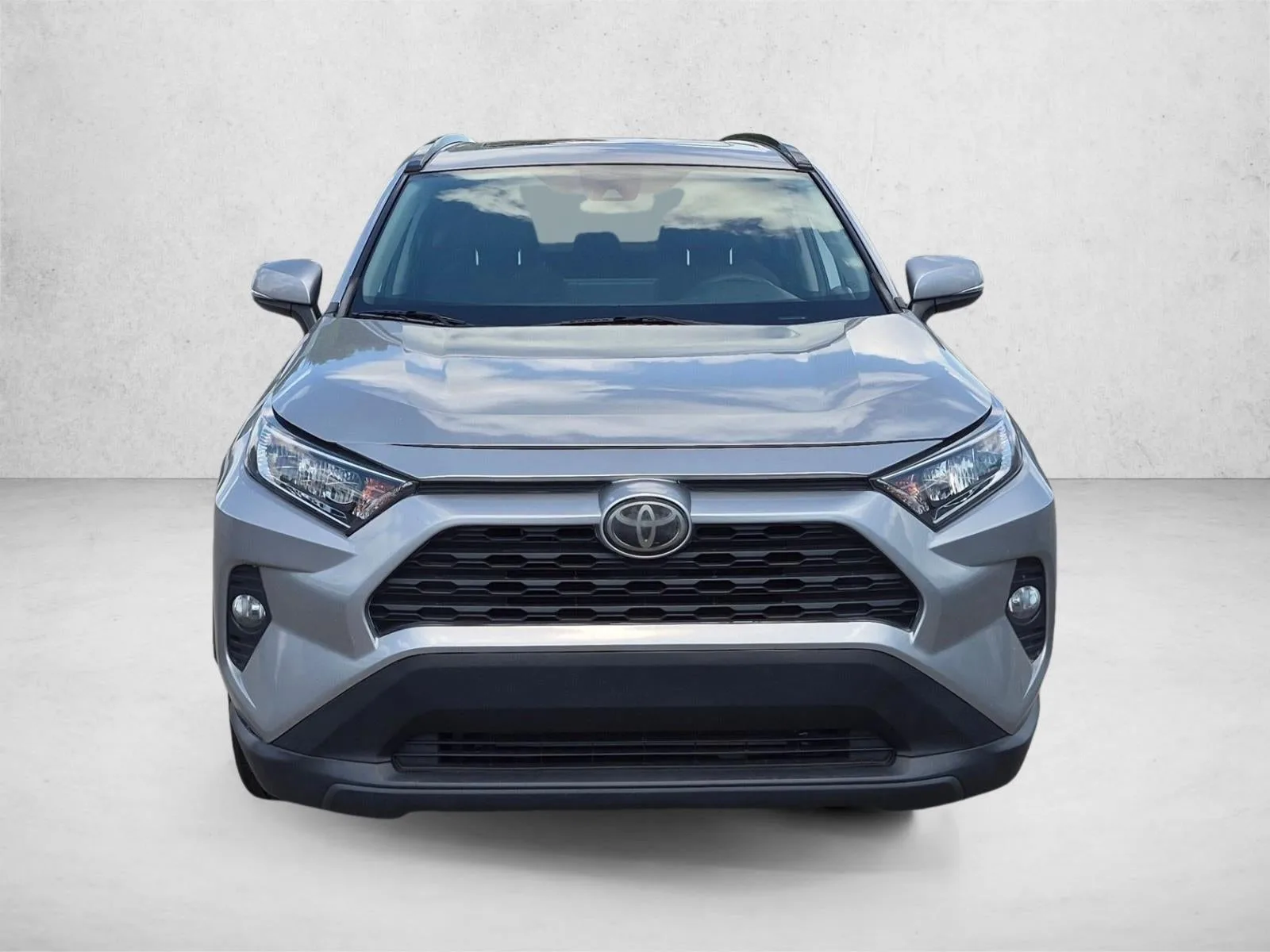2019 Toyota RAV4 XLE FWD (GS) photo 2