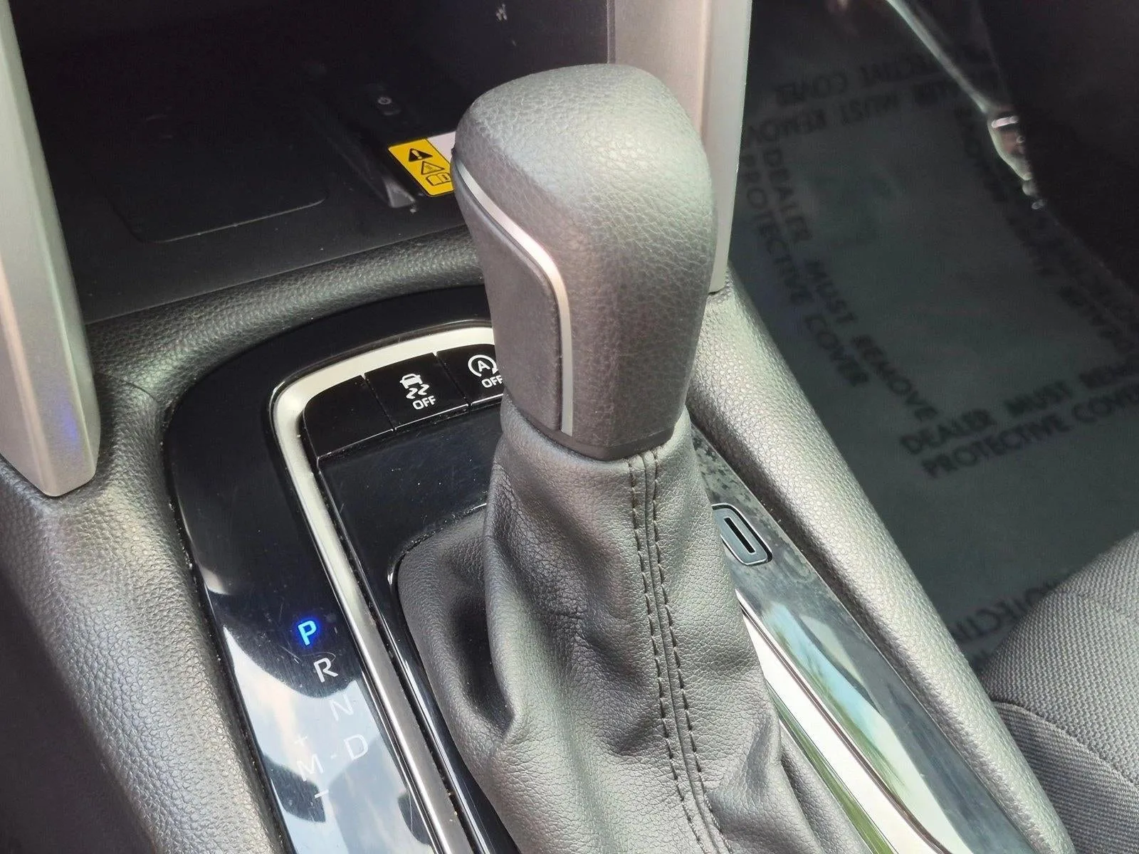 2022 Toyota Corolla Cross LE 2WD (Natl) photo 11