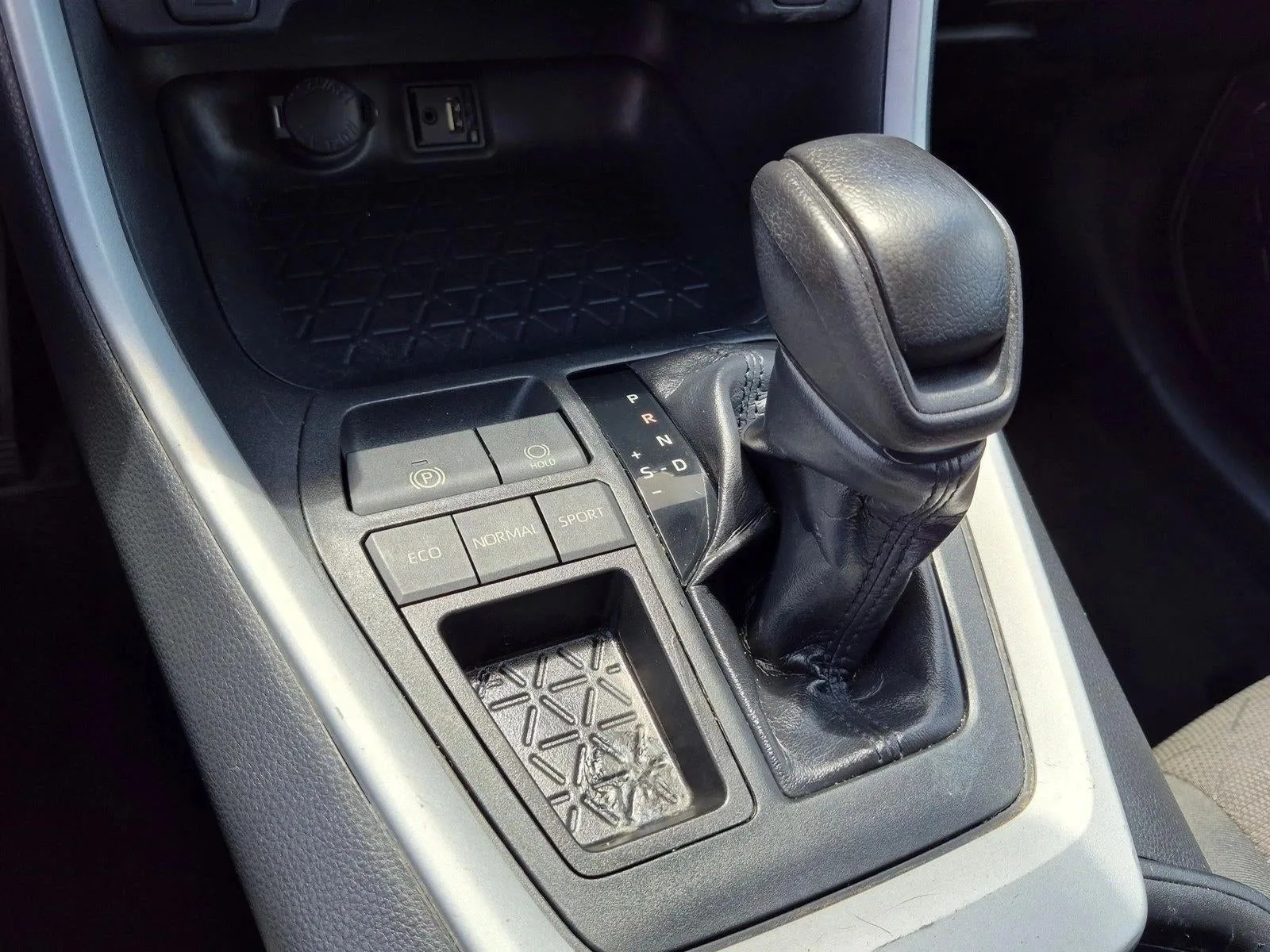 2019 Toyota RAV4 XLE FWD (GS) photo 11