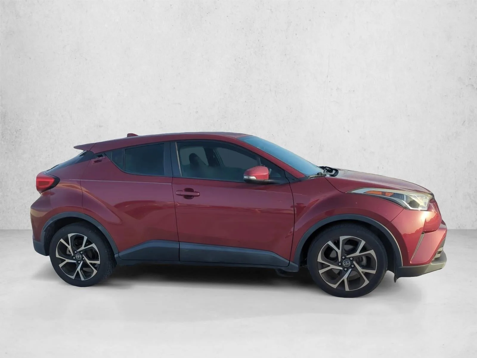 2018 Toyota C-HR XLE FWD (Natl) photo 5