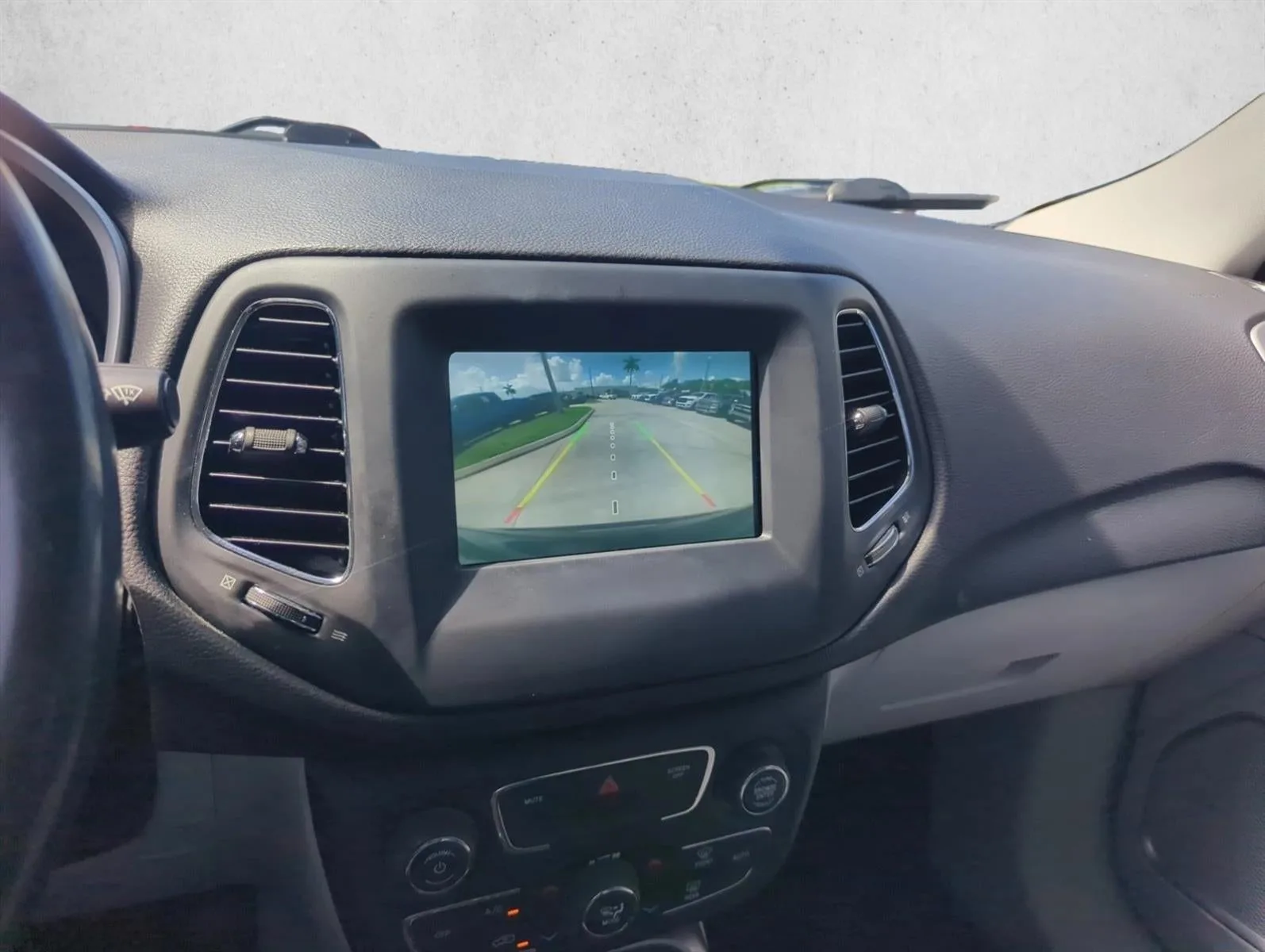 2019 Jeep Compass Latitude FWD photo 11