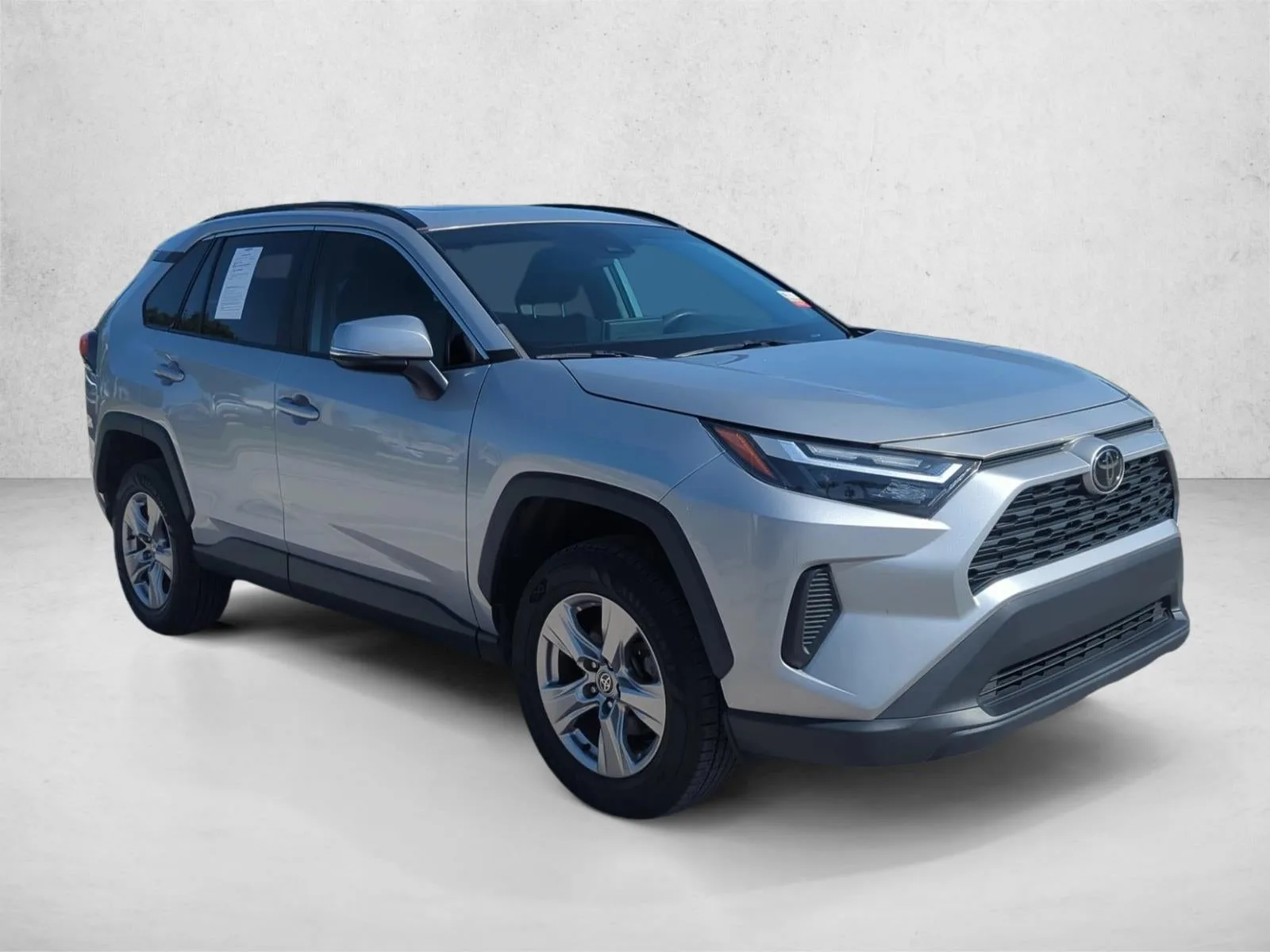 2023 Toyota RAV4 XLE FWD (GS) photo 3