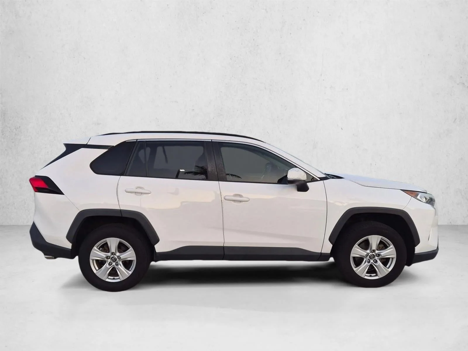 2020 Toyota RAV4 XLE FWD (GS) photo 2
