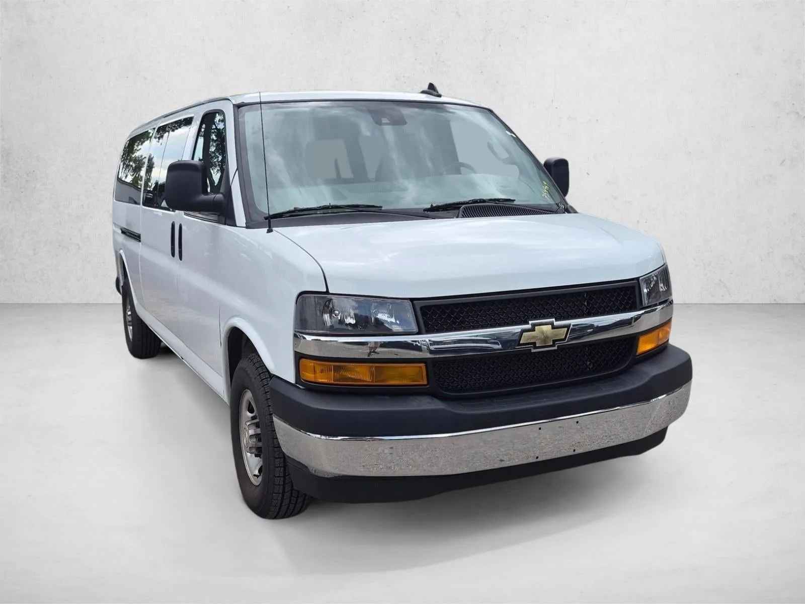 2024 Chevrolet Express Passenger 3500 1LT photo 3
